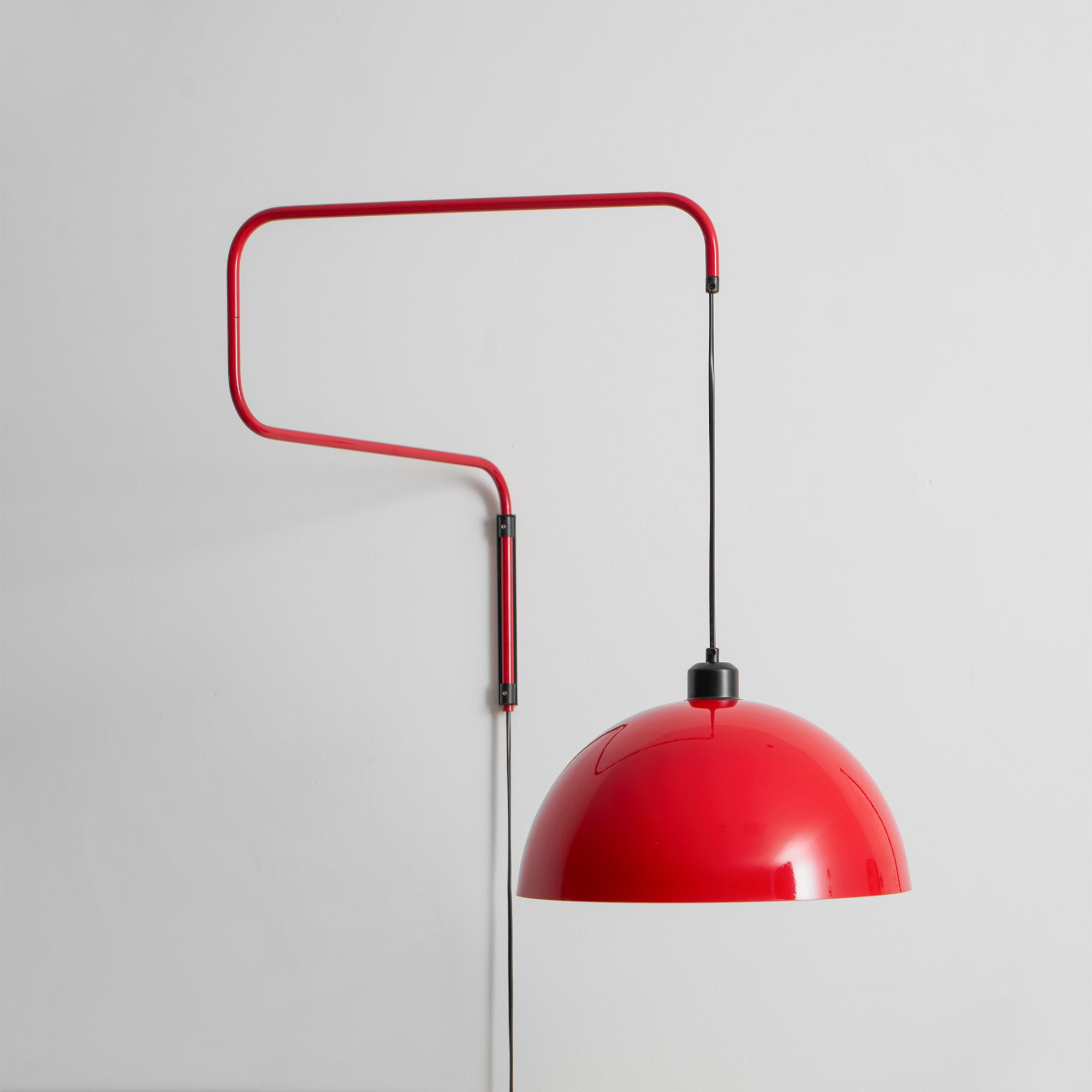 Geometrische Wandlamp Plug-In met Dimfunctie – Rood & Zwart Metalen Design – 3 Maten S/M/L | Sansoti