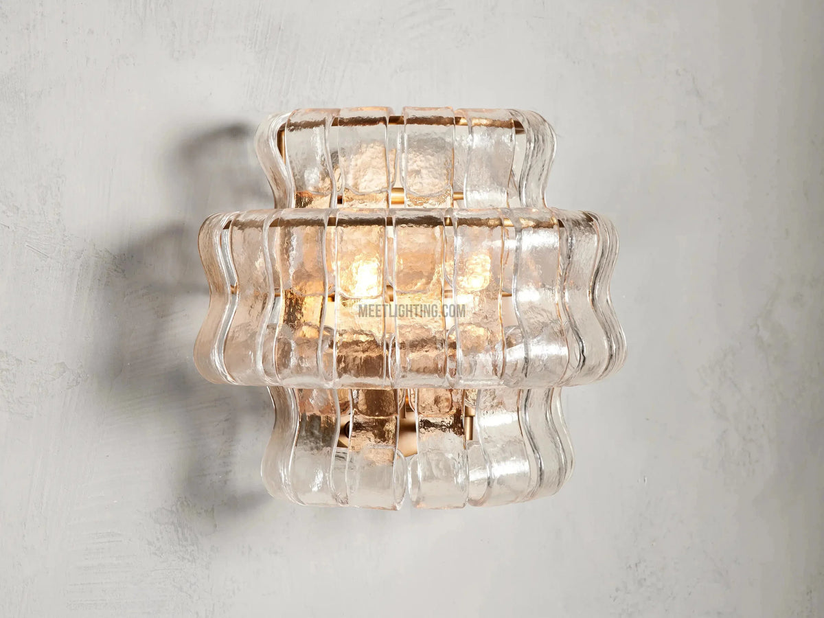 Wandleuchte mit gebogenem strukturiertem Glas und Messingoberfläche für stimmungsvolles Licht in Wohnzimmer und Schlafzimmer | Sansoti