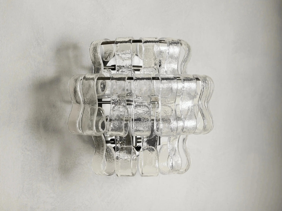 Wandleuchte mit gebogenem strukturiertem Glas und Messingoberfläche für stimmungsvolles Licht in Wohnzimmer und Schlafzimmer | Sansoti