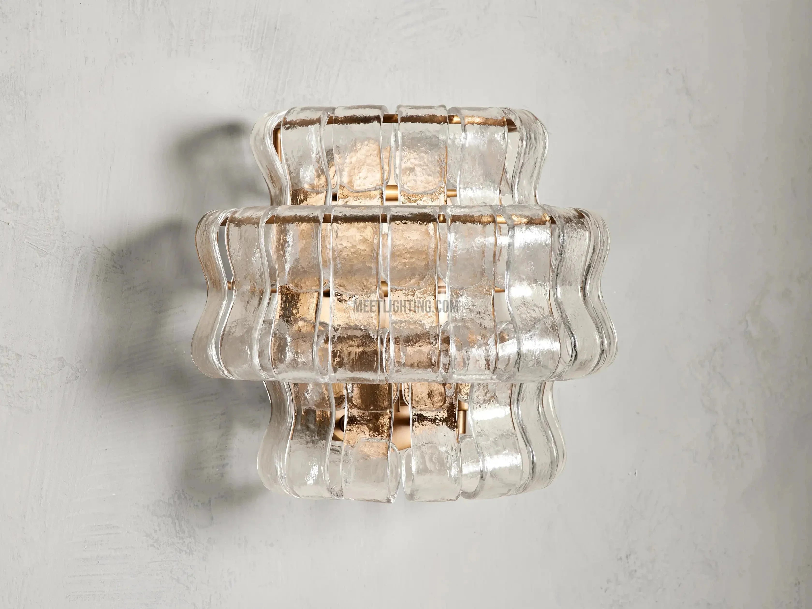 Wandleuchte mit gebogenem strukturiertem Glas und Messingoberfläche für stimmungsvolles Licht in Wohnzimmer und Schlafzimmer | Sansoti