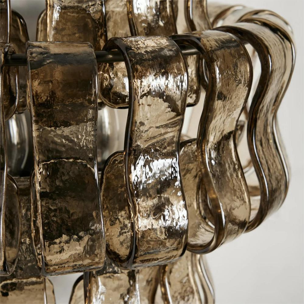 Wandleuchte mit gebogenem strukturiertem Glas und Messingoberfläche für stimmungsvolles Licht in Wohnzimmer und Schlafzimmer | Sansoti
