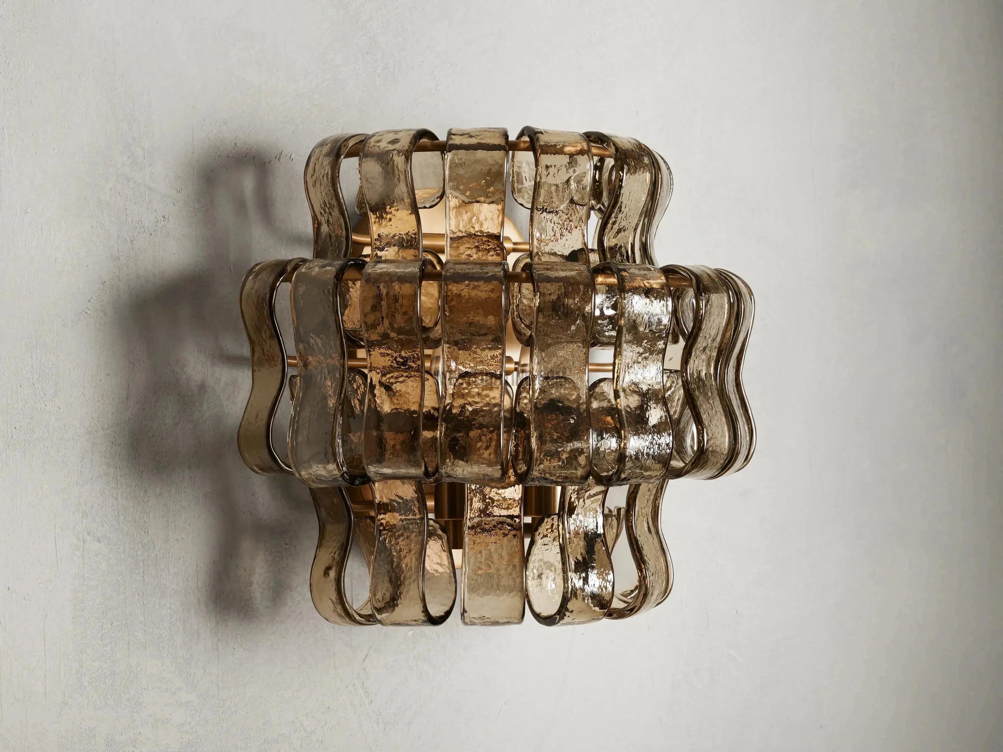 Wandleuchte mit gebogenem strukturiertem Glas und Messingoberfläche für stimmungsvolles Licht in Wohnzimmer und Schlafzimmer | Sansoti