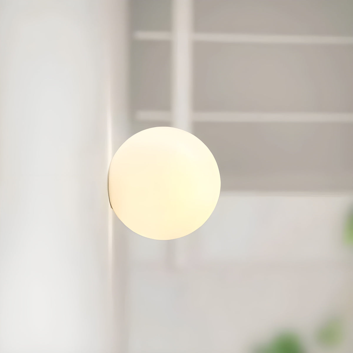 Wandleuchte runde Kugel aus Milchglas mit G9-Fassung, modernes skandinavisches Design für Flur, Schlafzimmer und Wohnzimmer | Sansoti