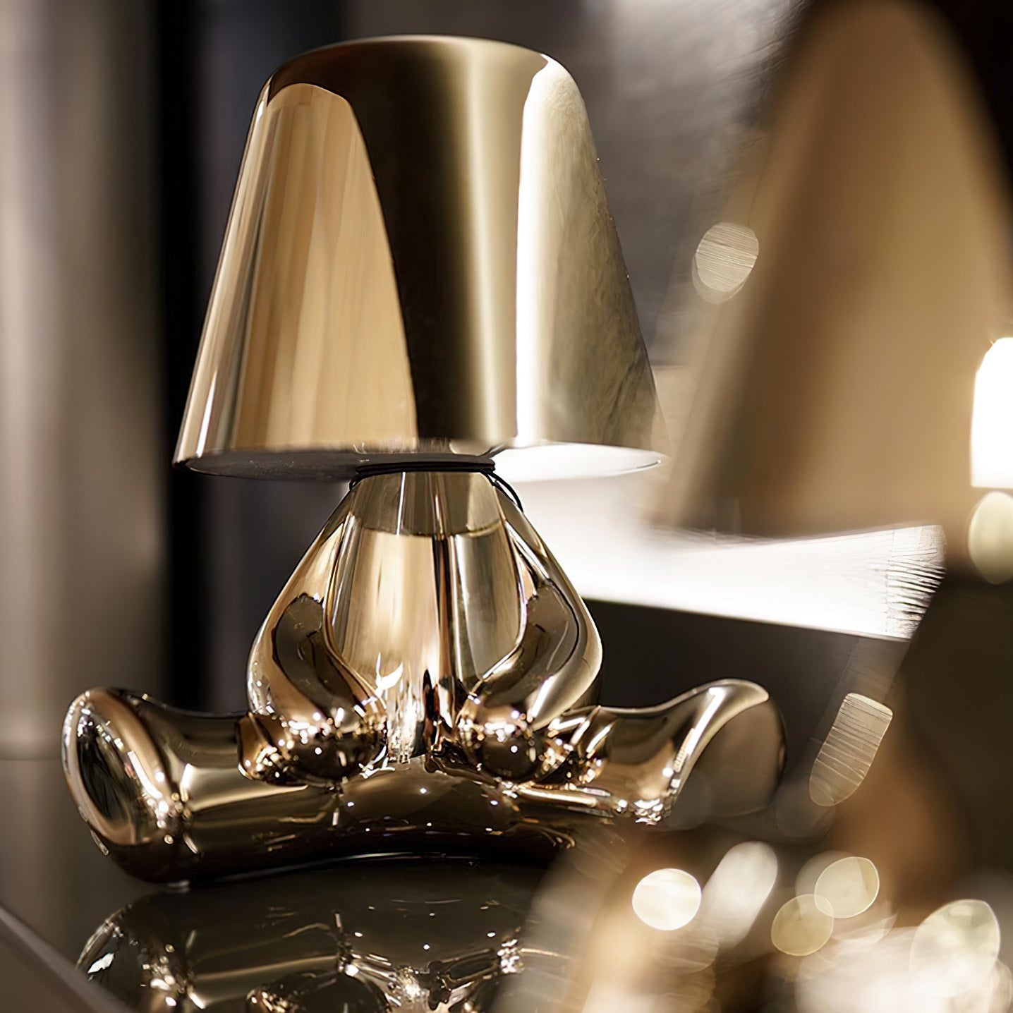 Moderne Tafellamp met Sculptuur – Goudkleurige Broers met Ingebouwde Accu en LED – Artistieke Verlichting voor Woonkamer, Slaapkamer & Bureau | Sansoti