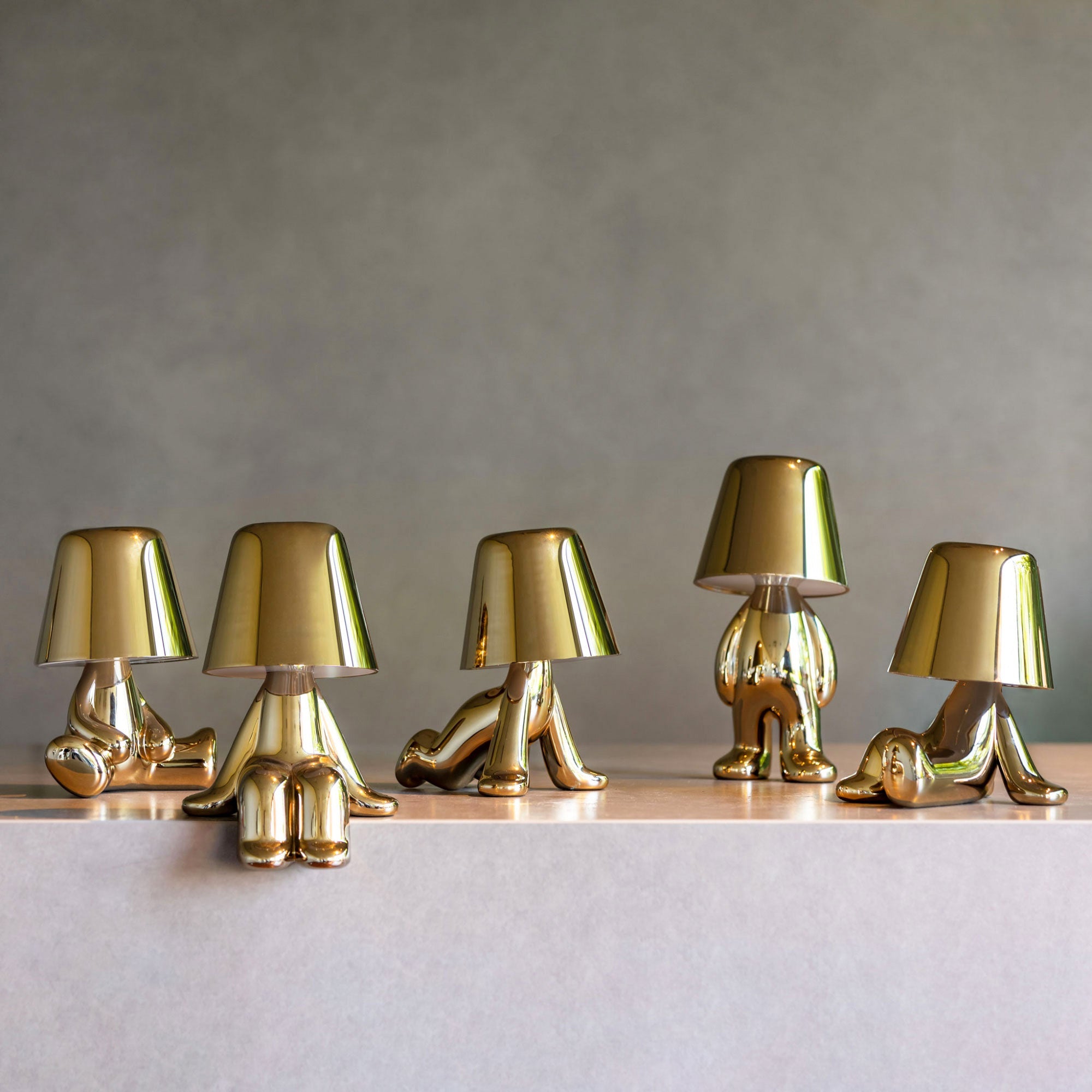 Moderne Tafellamp met Sculptuur – Goudkleurige Broers met Ingebouwde Accu en LED – Artistieke Verlichting voor Woonkamer, Slaapkamer & Bureau | Sansoti