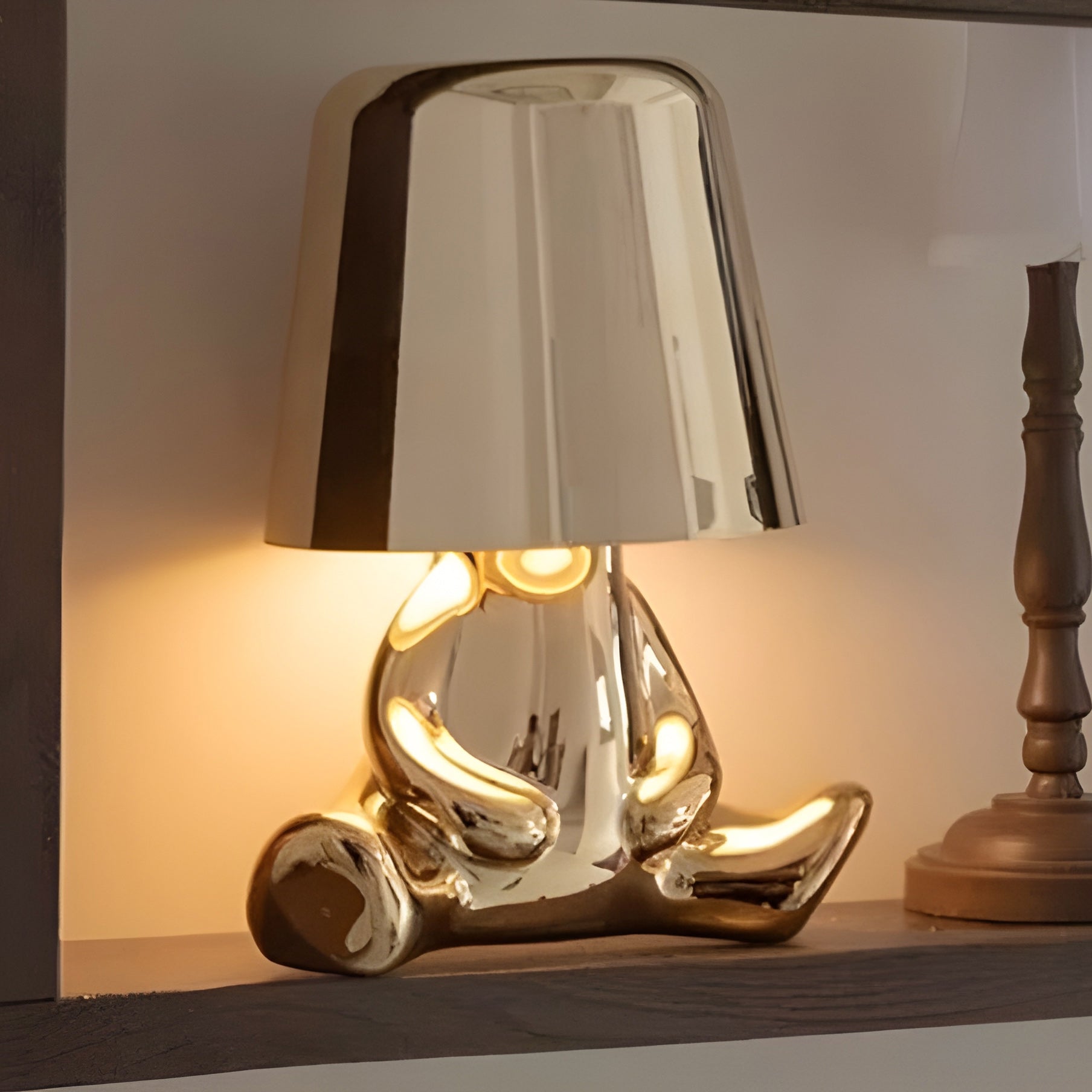 Moderne Tafellamp met Sculptuur – Goudkleurige Broers met Ingebouwde Accu en LED – Artistieke Verlichting voor Woonkamer, Slaapkamer & Bureau | Sansoti