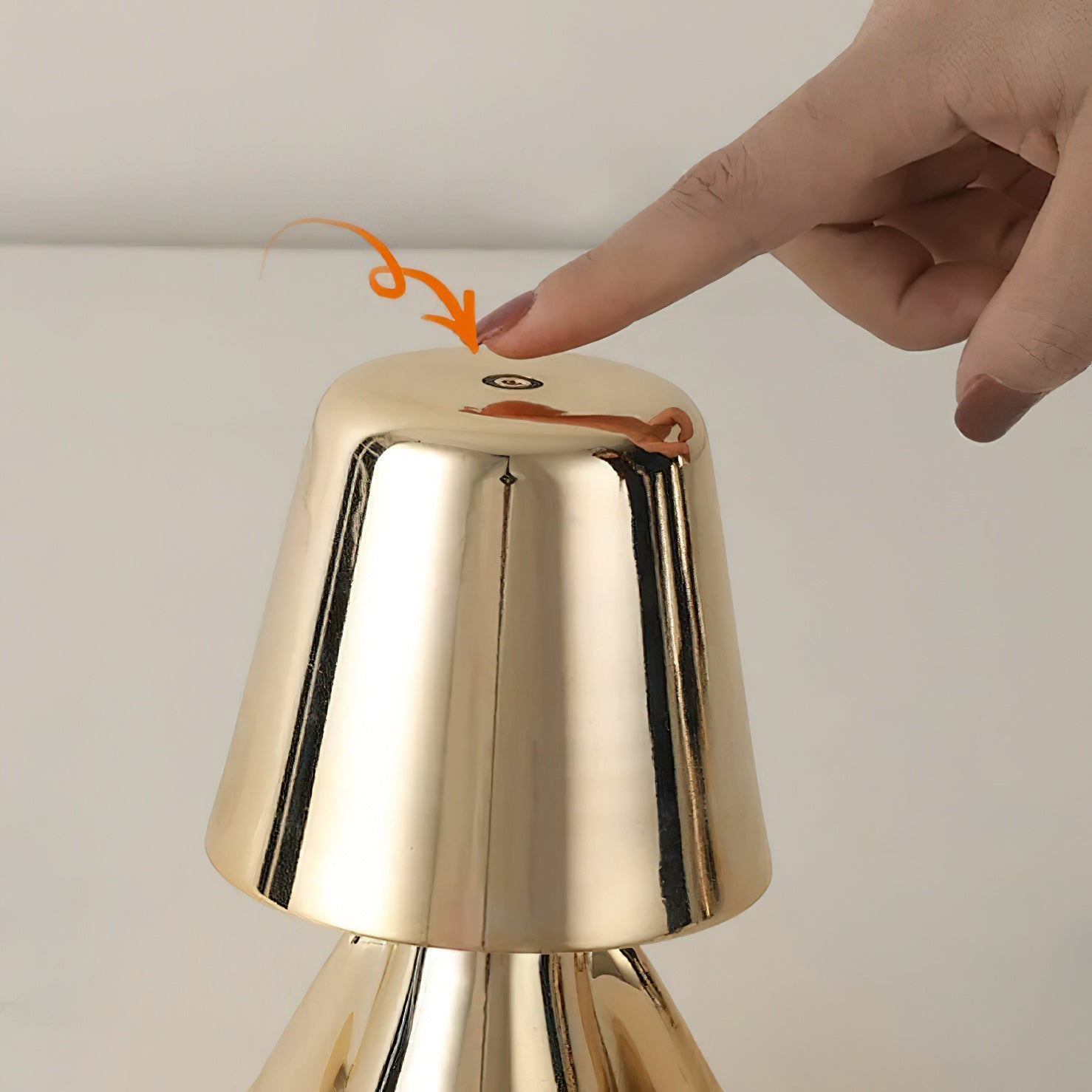 Moderne Tafellamp met Sculptuur – Goudkleurige Broers met Ingebouwde Accu en LED – Artistieke Verlichting voor Woonkamer, Slaapkamer & Bureau | Sansoti