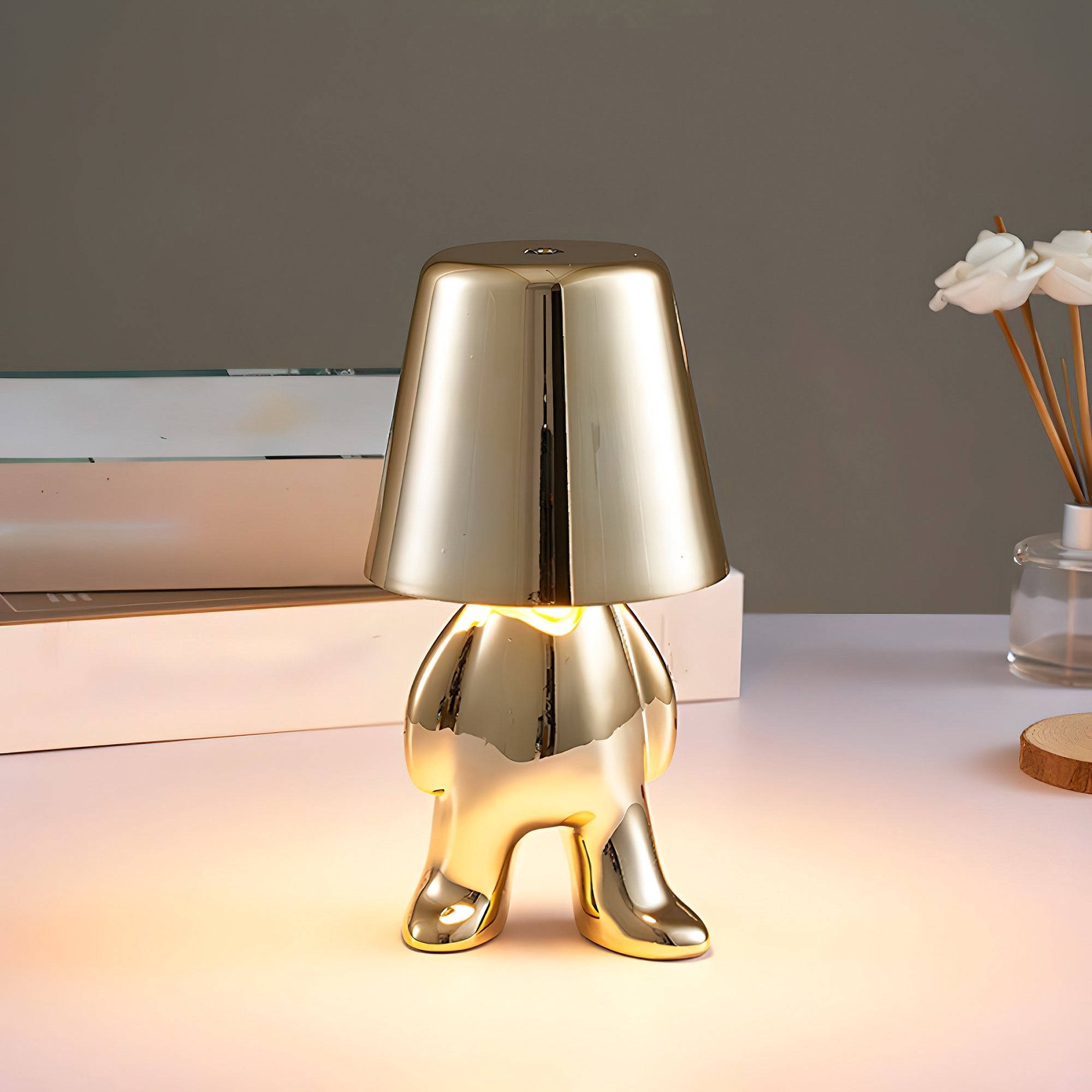 Moderne Tafellamp met Sculptuur – Goudkleurige Broers met Ingebouwde Accu en LED – Artistieke Verlichting voor Woonkamer, Slaapkamer & Bureau | Sansoti