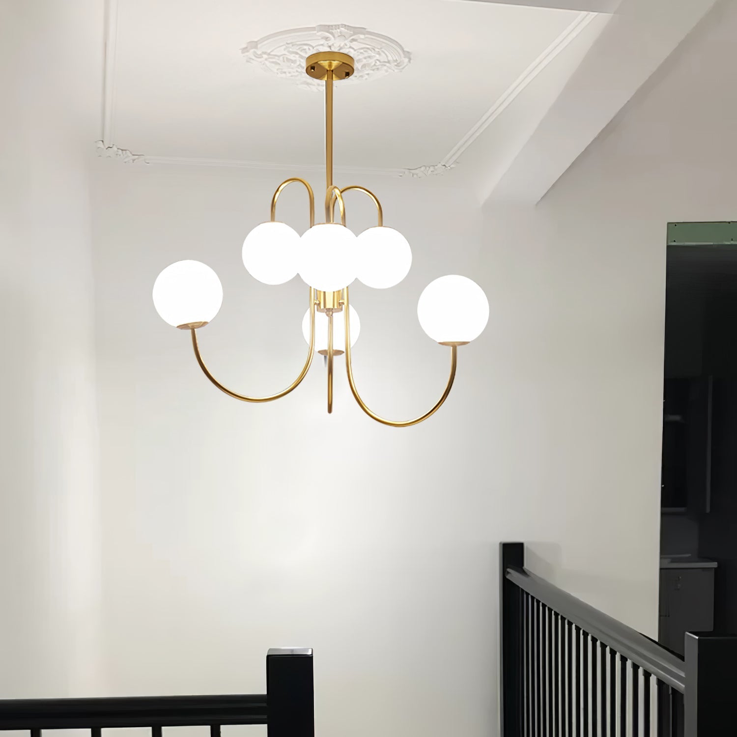 Zwanenhals Kroonluchter Ø76 cm – 8-Lichts Hanglamp met Glazen Bollen Goud/Zwart | Sansoti