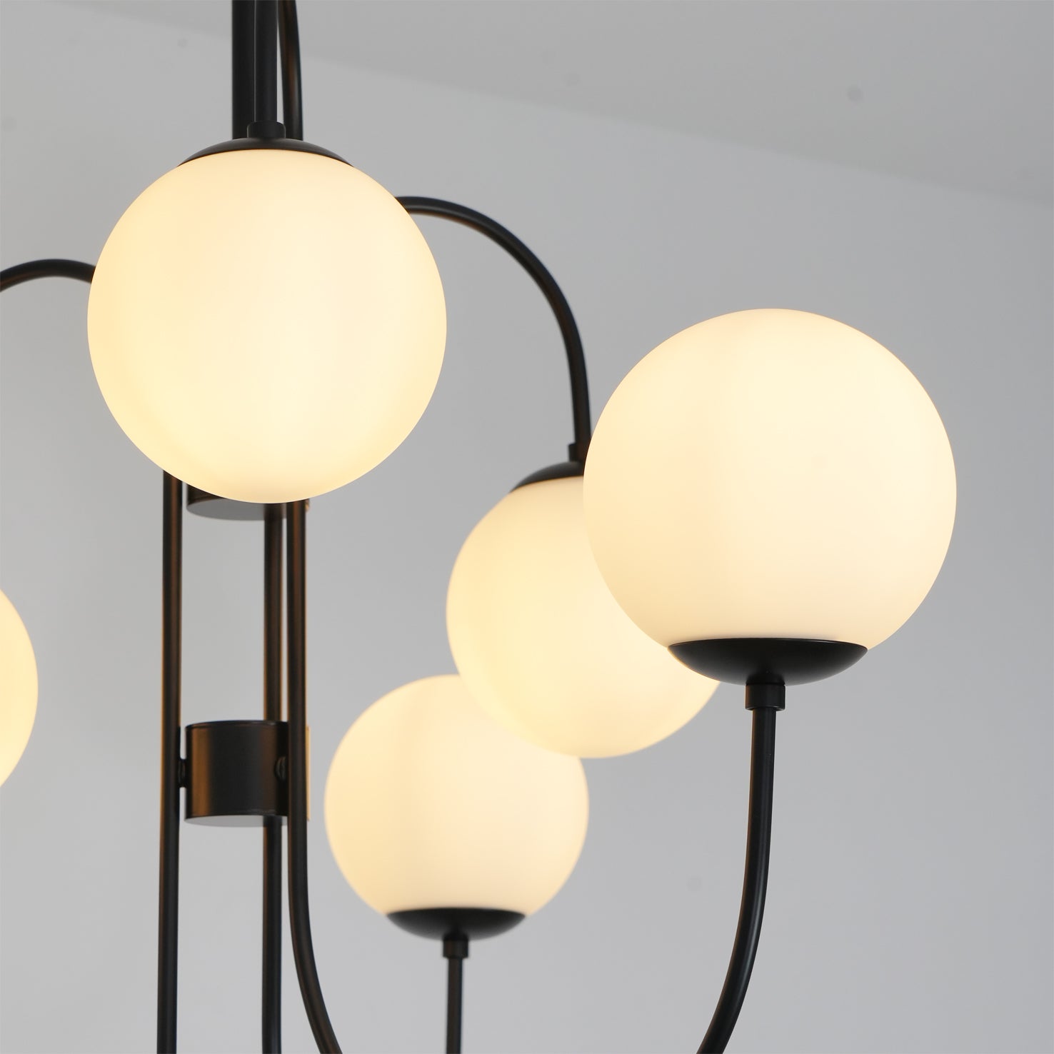 Zwanenhals Kroonluchter Ø76 cm – 8-Lichts Hanglamp met Glazen Bollen Goud/Zwart | Sansoti
