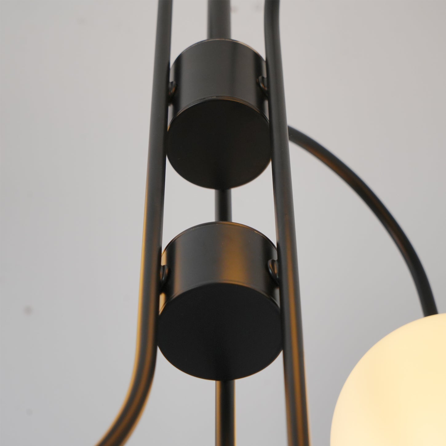 Zwanenhals Kroonluchter Ø76 cm – 8-Lichts Hanglamp met Glazen Bollen Goud/Zwart | Sansoti