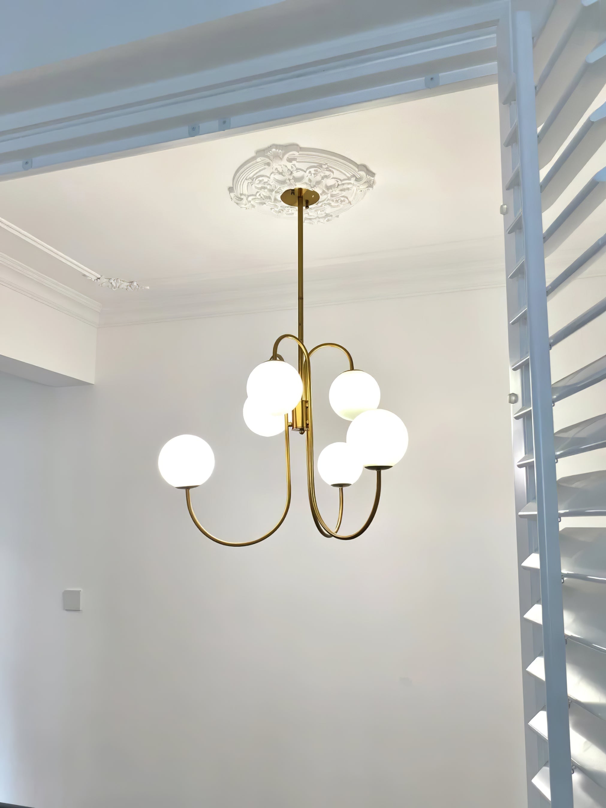 Zwanenhals Kroonluchter Ø76 cm – 8-Lichts Hanglamp met Glazen Bollen Goud/Zwart | Sansoti
