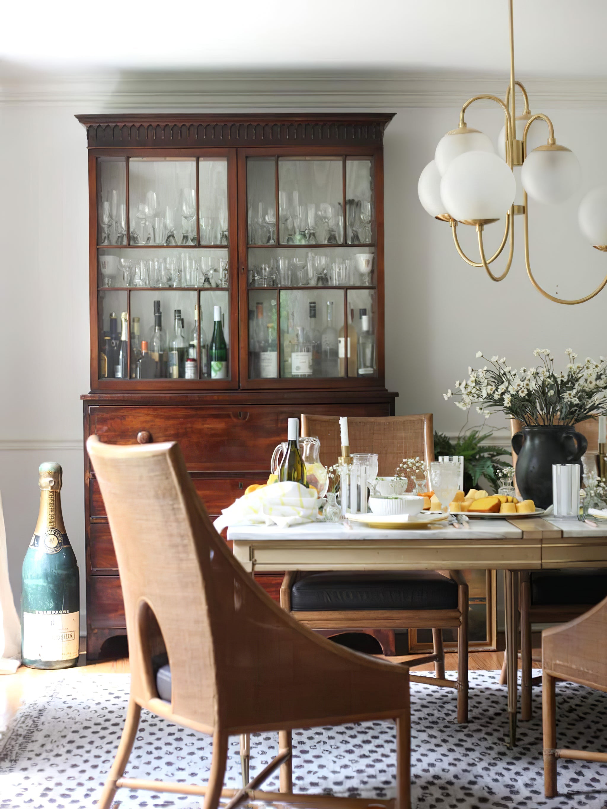 Zwanenhals Kroonluchter Ø76 cm – 8-Lichts Hanglamp met Glazen Bollen Goud/Zwart | Sansoti
