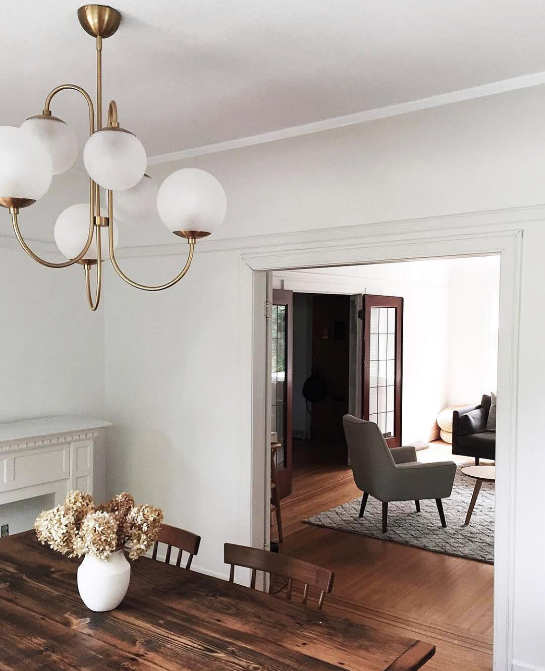 Zwanenhals Kroonluchter Ø76 cm – 8-Lichts Hanglamp met Glazen Bollen Goud/Zwart | Sansoti