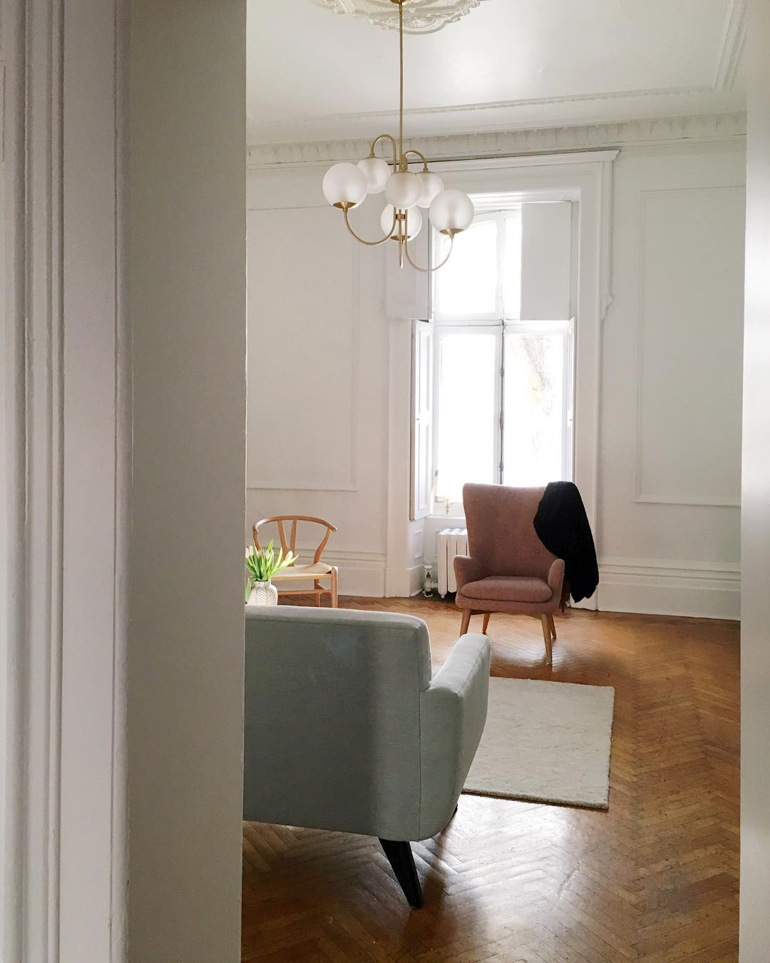 Zwanenhals Kroonluchter Ø76 cm – 8-Lichts Hanglamp met Glazen Bollen Goud/Zwart | Sansoti