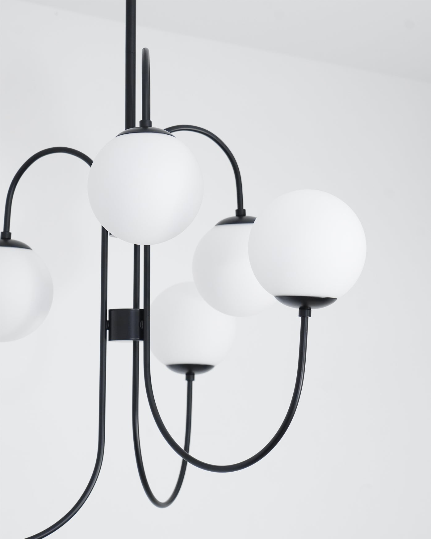 Zwanenhals Kroonluchter Ø76 cm – 8-Lichts Hanglamp met Glazen Bollen Goud/Zwart | Sansoti
