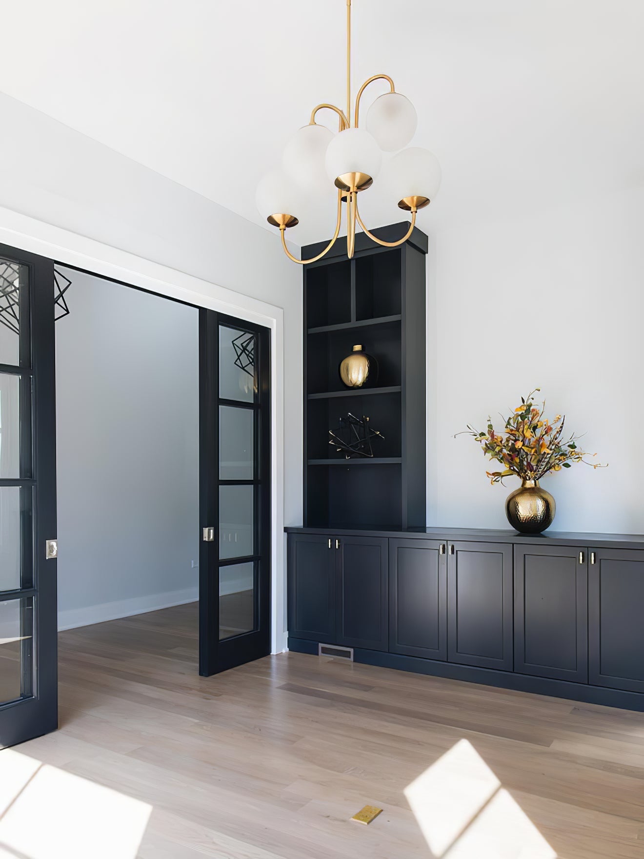 Zwanenhals Kroonluchter Ø76 cm – 8-Lichts Hanglamp met Glazen Bollen Goud/Zwart | Sansoti