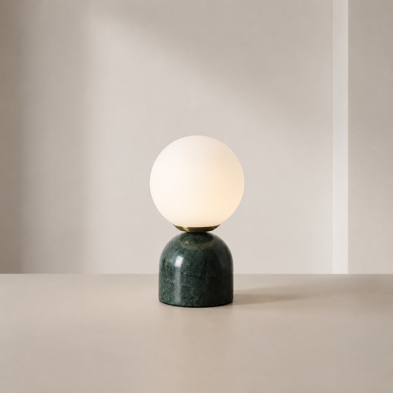 Tafellamp met Marmeren Voet en Matglazen Bol - Warm Wit LED 3000K - Scandinavisch Design voor Nachtkastje | Sansoti