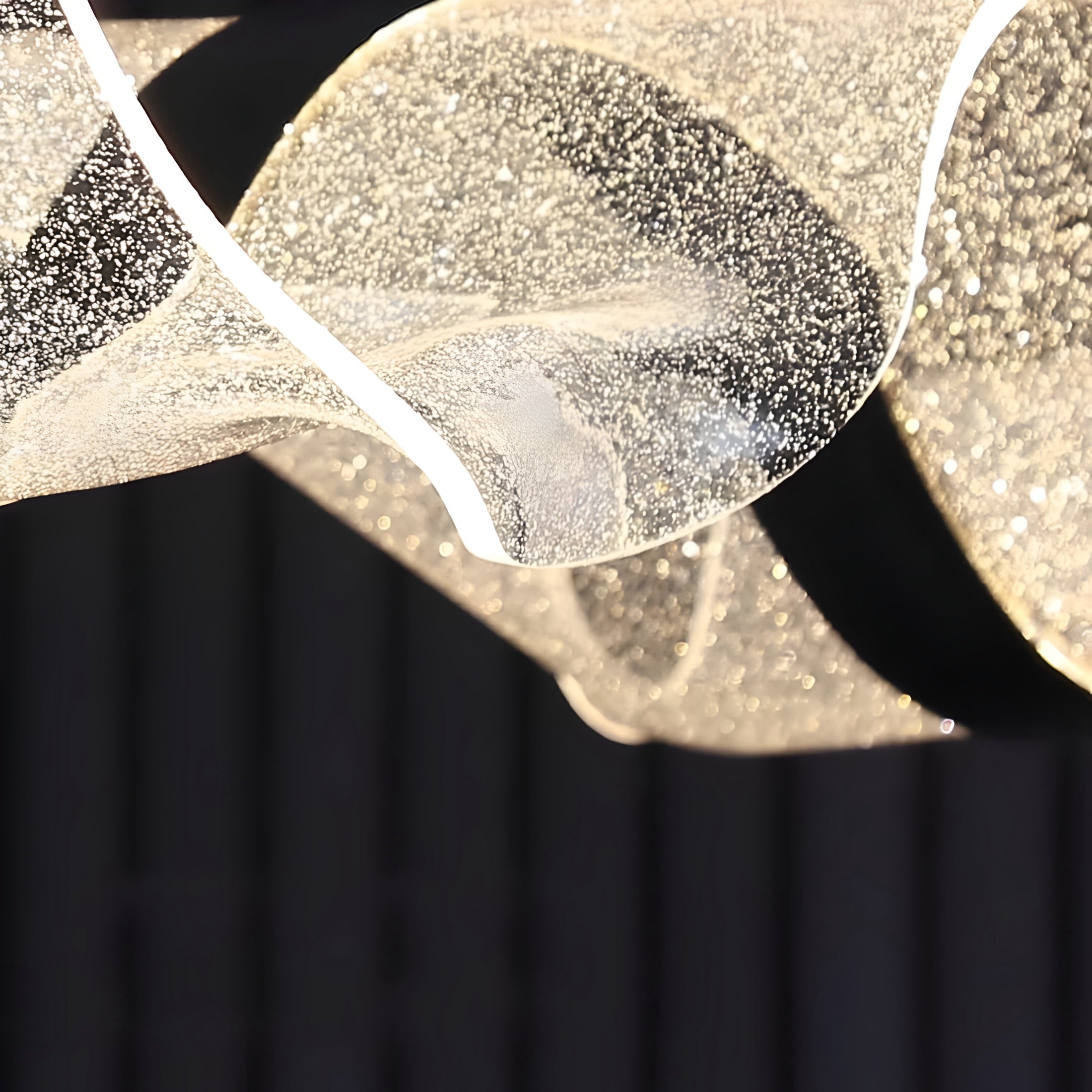 Suspension LED sculpturale avec structure acrylique artisanale et éclairage dimmable | Restfield