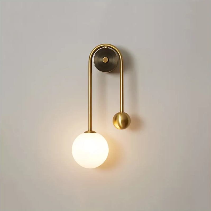 Goudkleurige Wandlamp met Wit Glazen Bol – Modern Scandinavisch Design voor Hal & Gang | Sansoti