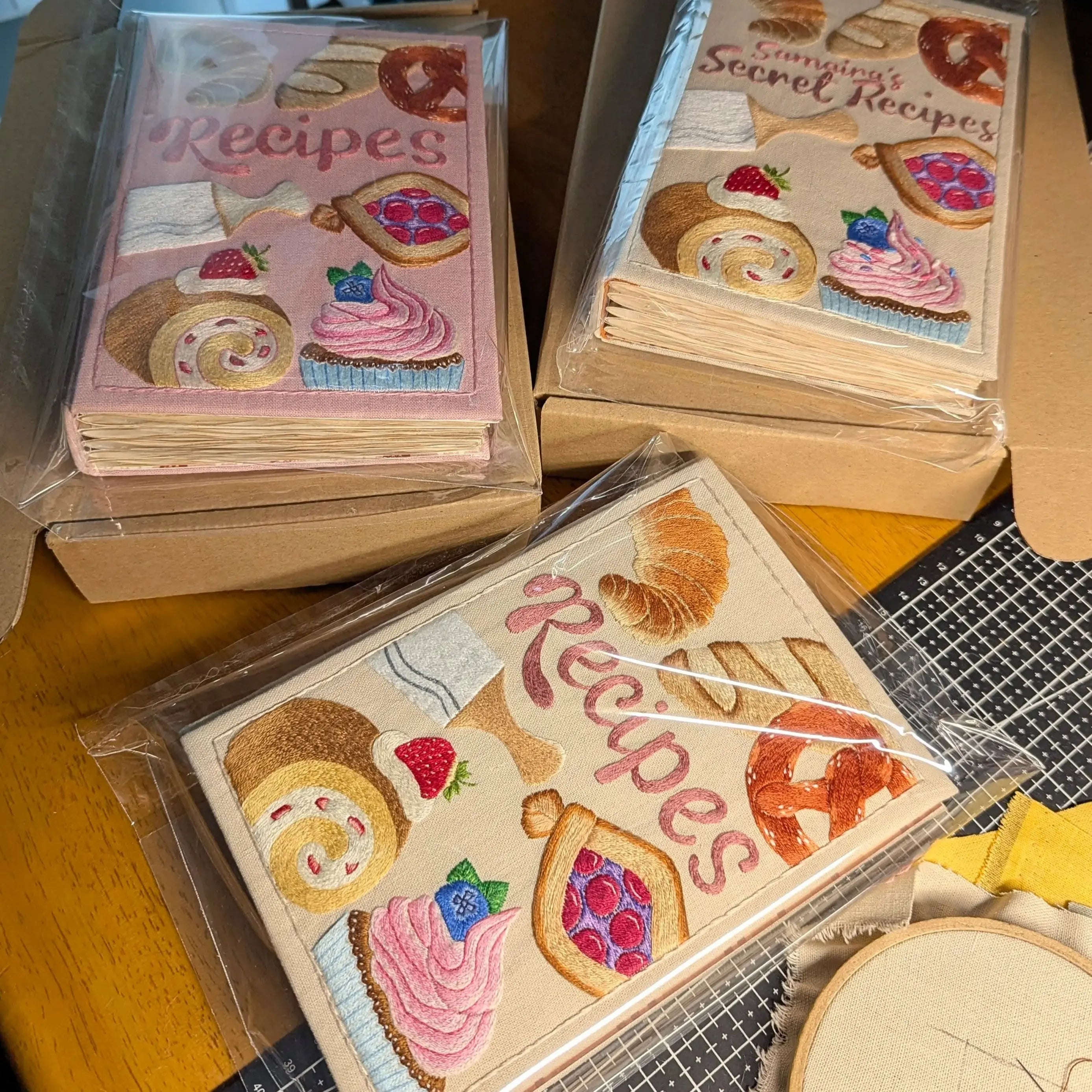 Handgemaakt Receptenboek met Geborduurd Omslag en Spatwaterdichte Pagina's | Sansoti