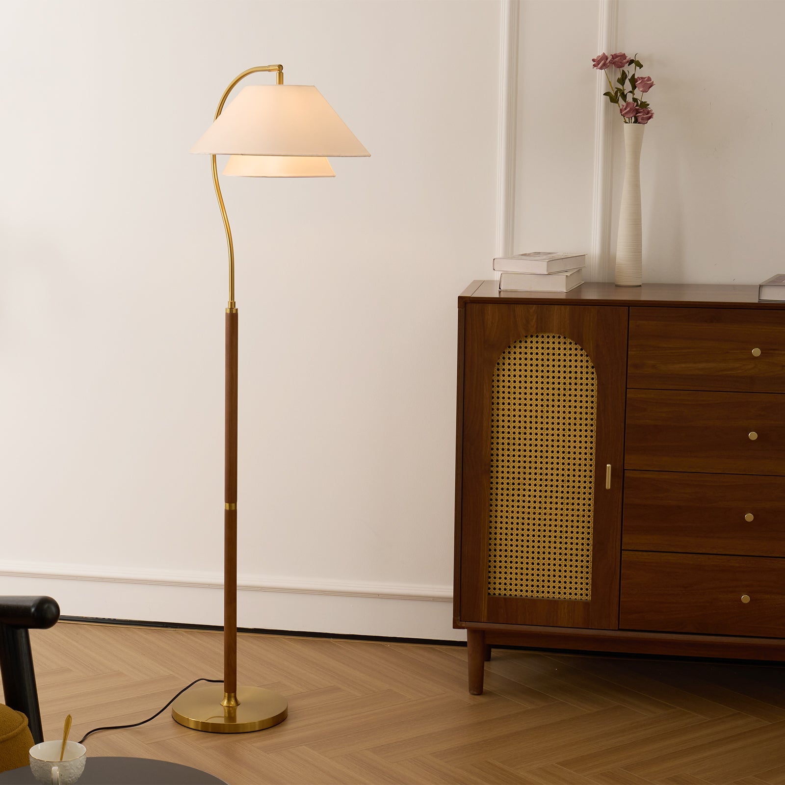 Luxuriöse Stehleuchte mit doppeltem Stoffschirm und Holzdetails – 155 cm hohes Design-Statement | Restfield