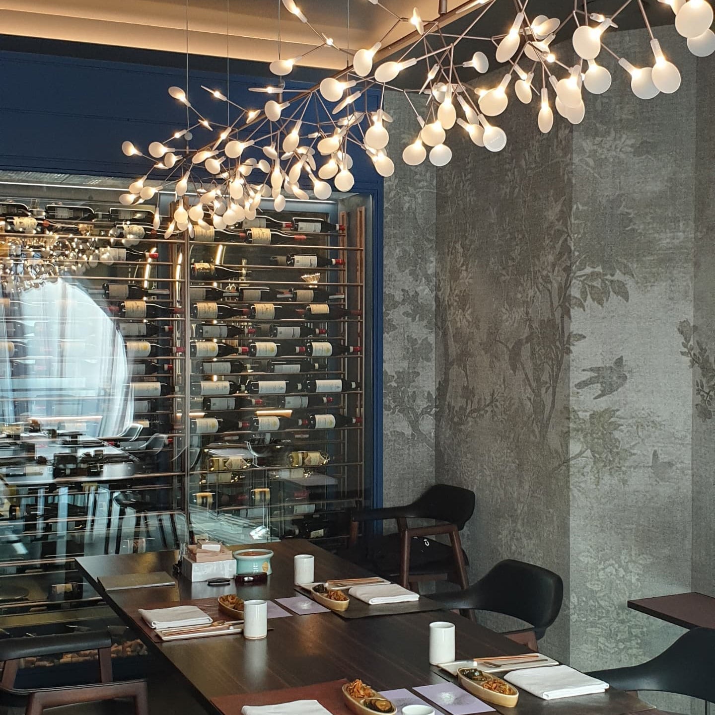 Lustre design Heracleum avec feuilles LED – suspension organique moderne avec 30 à 108 points lumineux en noir ou or rosé | Restfield