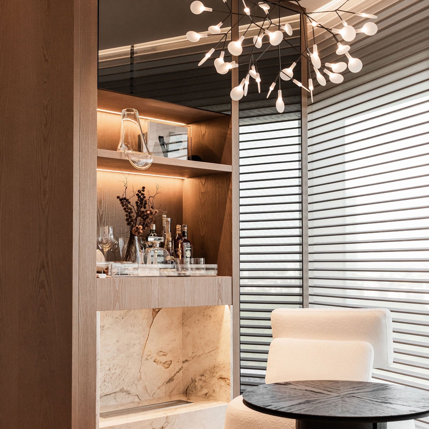 Lustre design Heracleum avec feuilles LED – suspension organique moderne avec 30 à 108 points lumineux en noir ou or rosé | Restfield