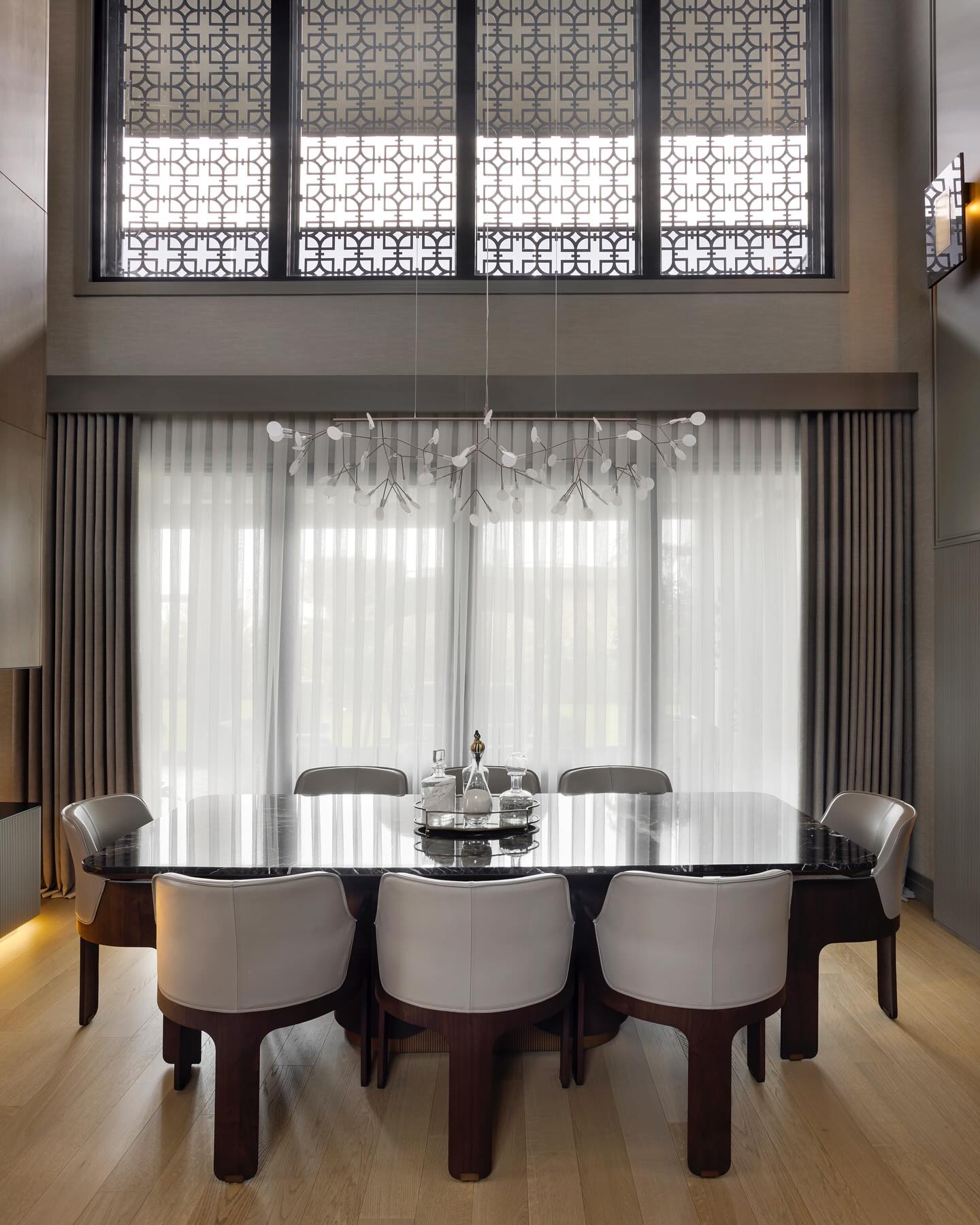Lustre design Heracleum avec feuilles LED – suspension organique moderne avec 30 à 108 points lumineux en noir ou or rosé | Restfield