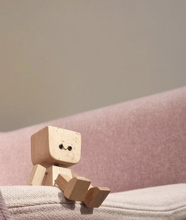 Houten Decoratiefiguur met Wippende Beweging en 12 Magnetische Gezichten | Sansoti