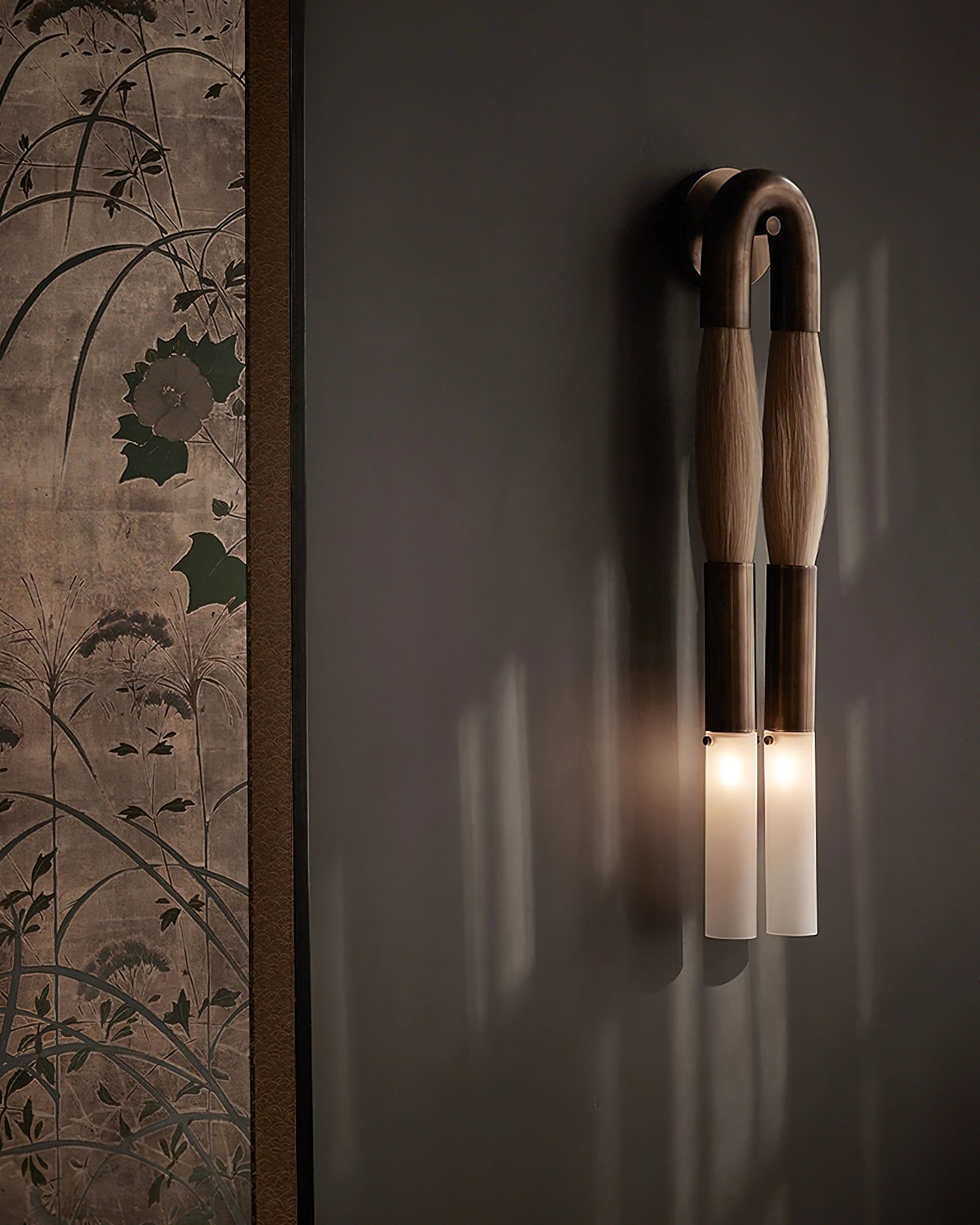 Decoratieve Wandlamp met Imitatie Paardenhaar – Sculptural Strijkijzeren Design met Witte Acryl Kap – ø18×H67cm | Sansoti