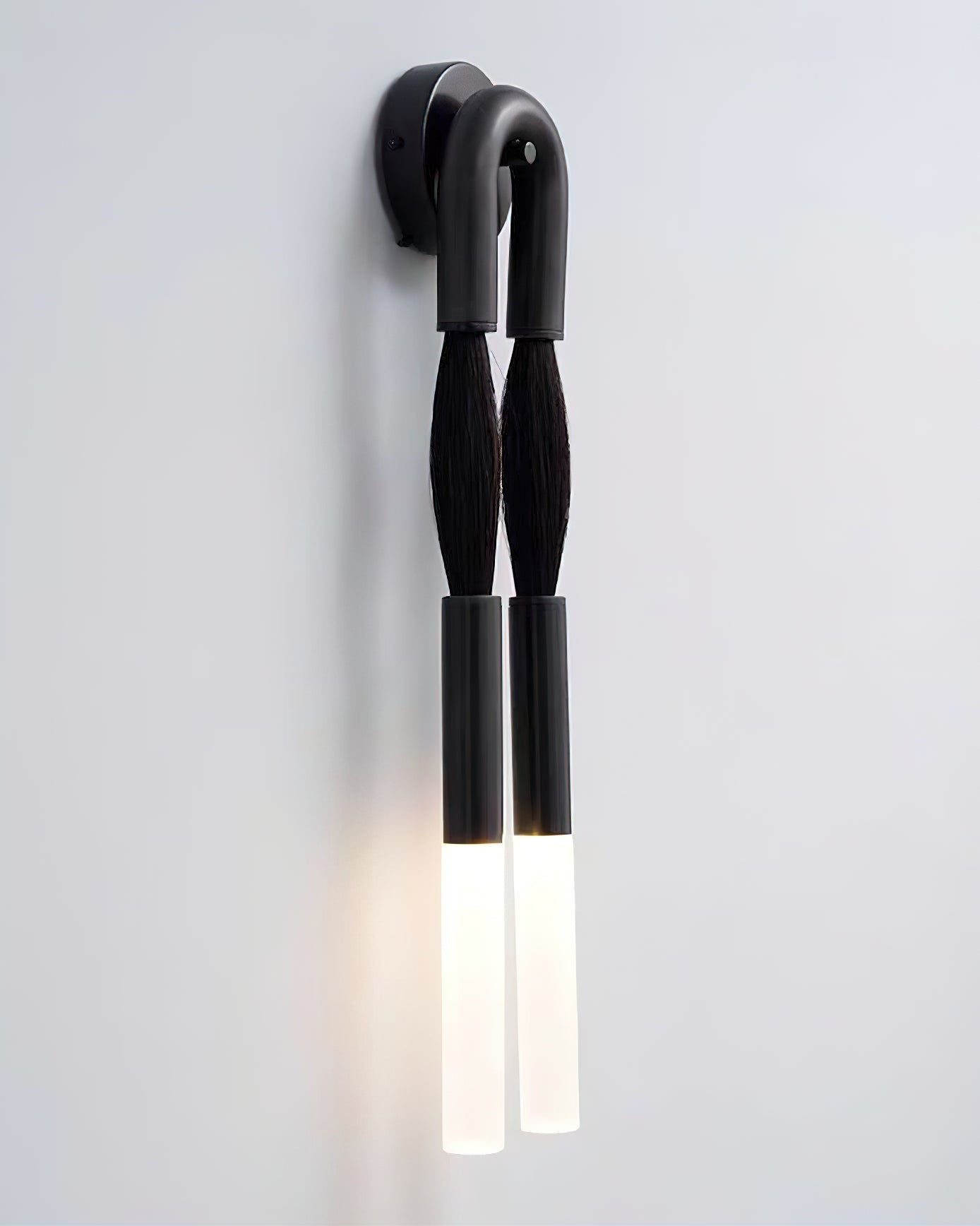 Decoratieve Wandlamp met Imitatie Paardenhaar – Sculptural Strijkijzeren Design met Witte Acryl Kap – ø18×H67cm | Sansoti