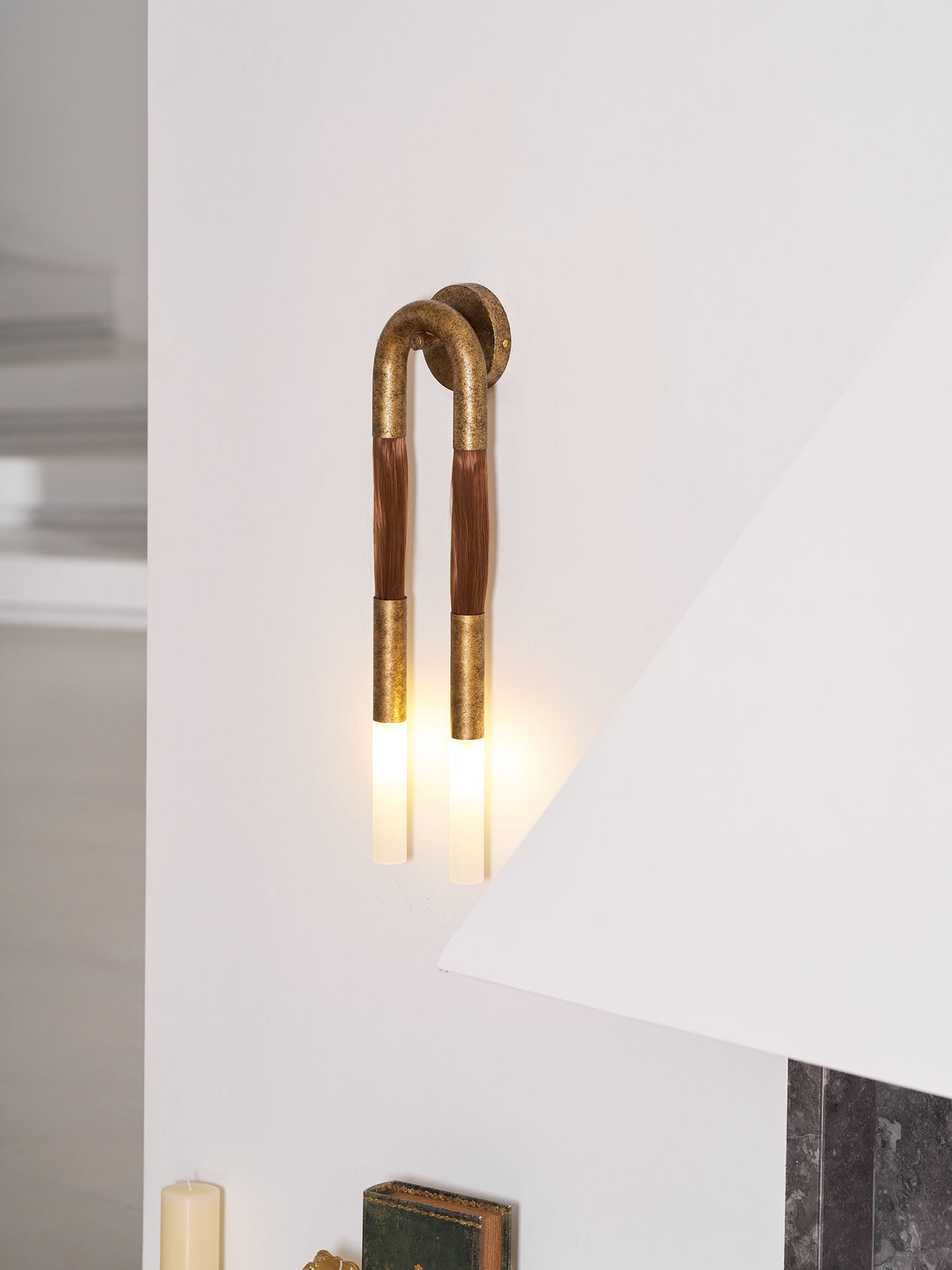 Decoratieve Wandlamp met Imitatie Paardenhaar – Sculptural Strijkijzeren Design met Witte Acryl Kap – ø18×H67cm | Sansoti