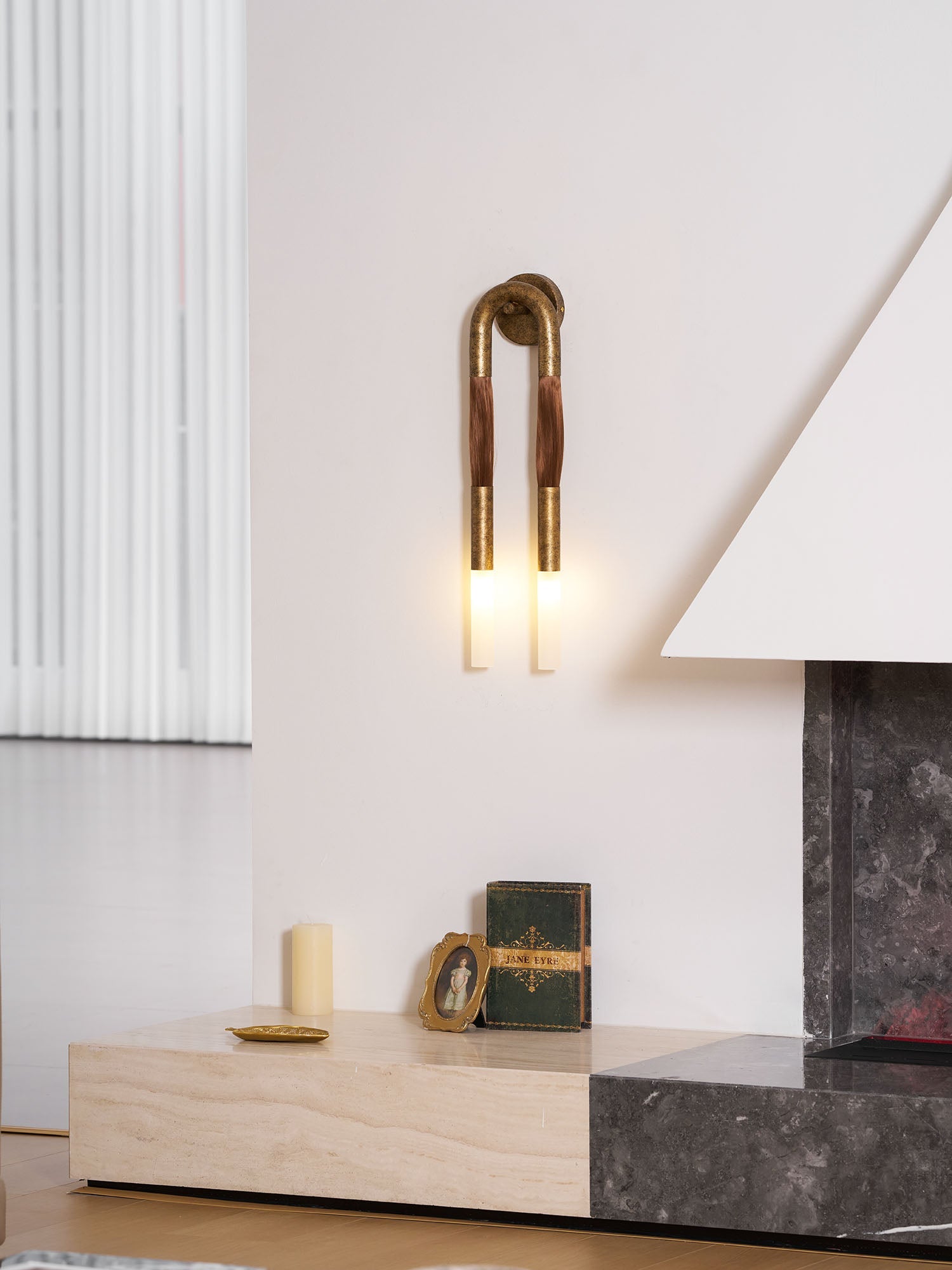 Decoratieve Wandlamp met Imitatie Paardenhaar – Sculptural Strijkijzeren Design met Witte Acryl Kap – ø18×H67cm | Sansoti