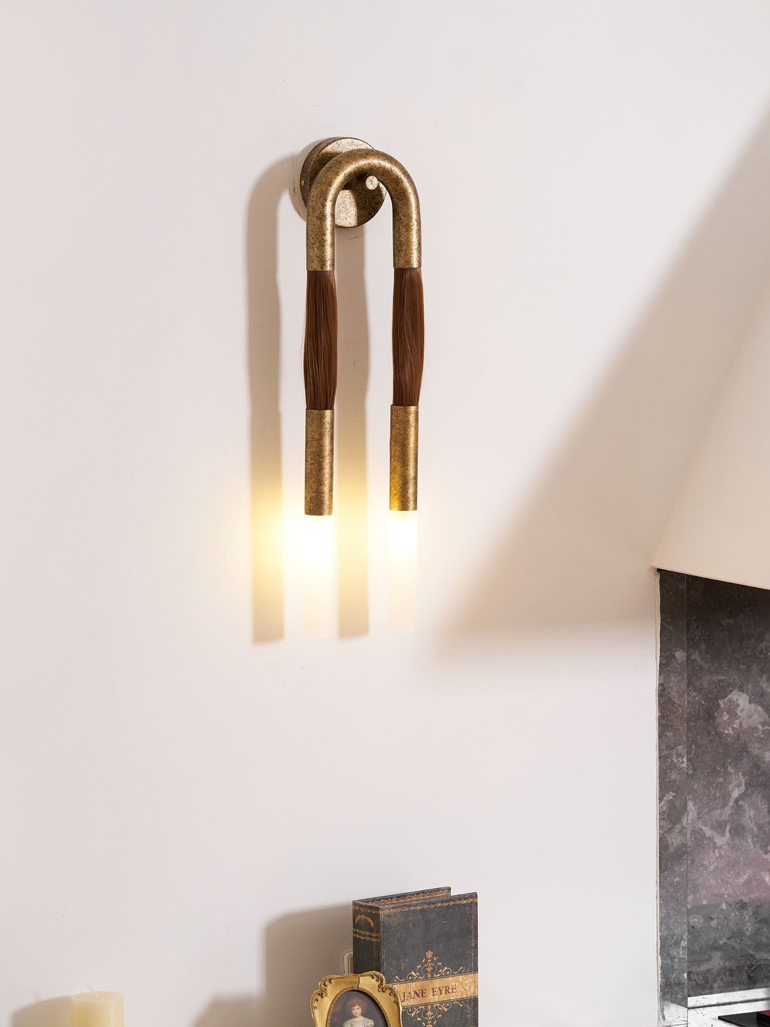 Decoratieve Wandlamp met Imitatie Paardenhaar – Sculptural Strijkijzeren Design met Witte Acryl Kap – ø18×H67cm | Sansoti