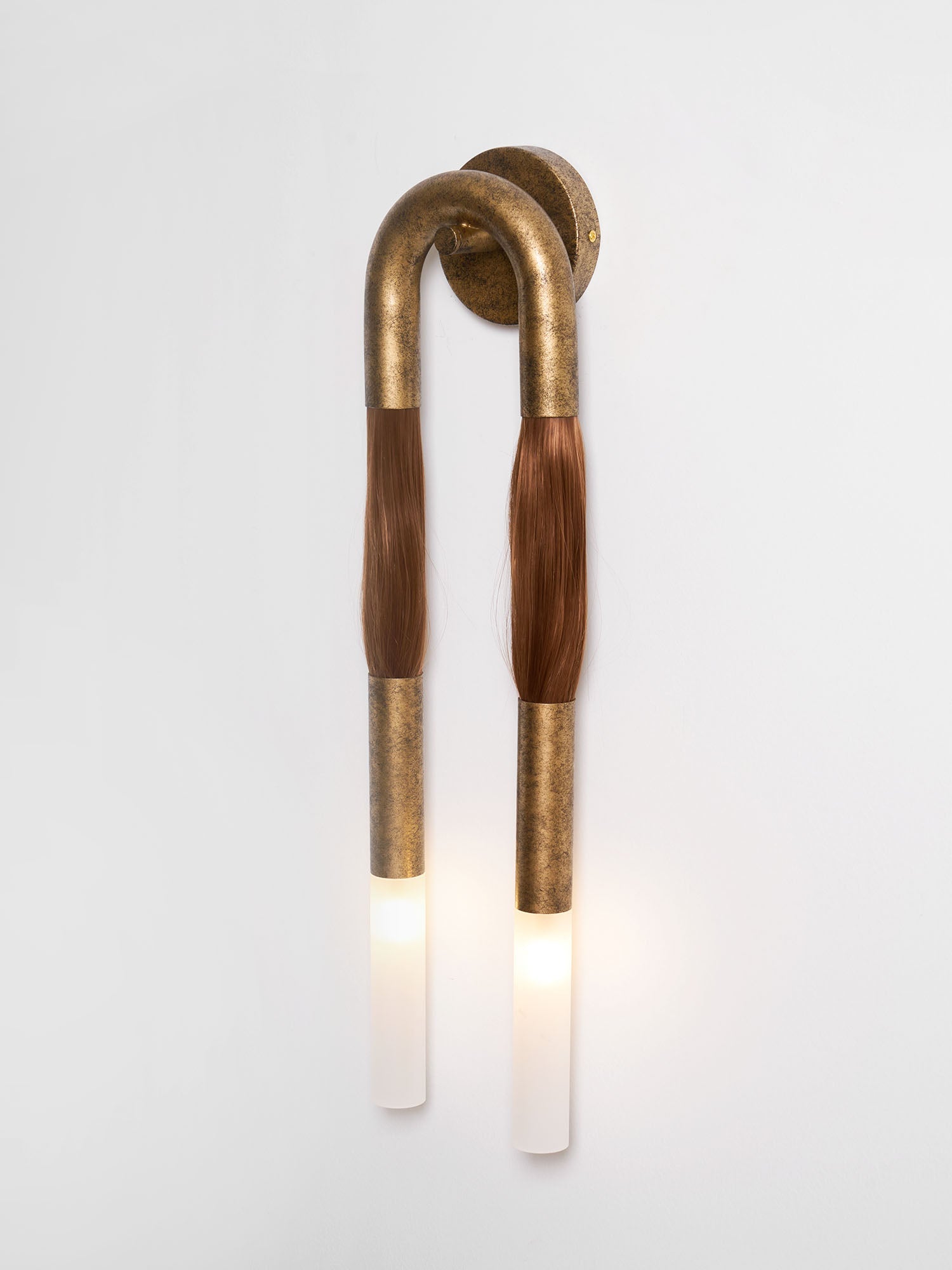 Decoratieve Wandlamp met Imitatie Paardenhaar – Sculptural Strijkijzeren Design met Witte Acryl Kap – ø18×H67cm | Sansoti