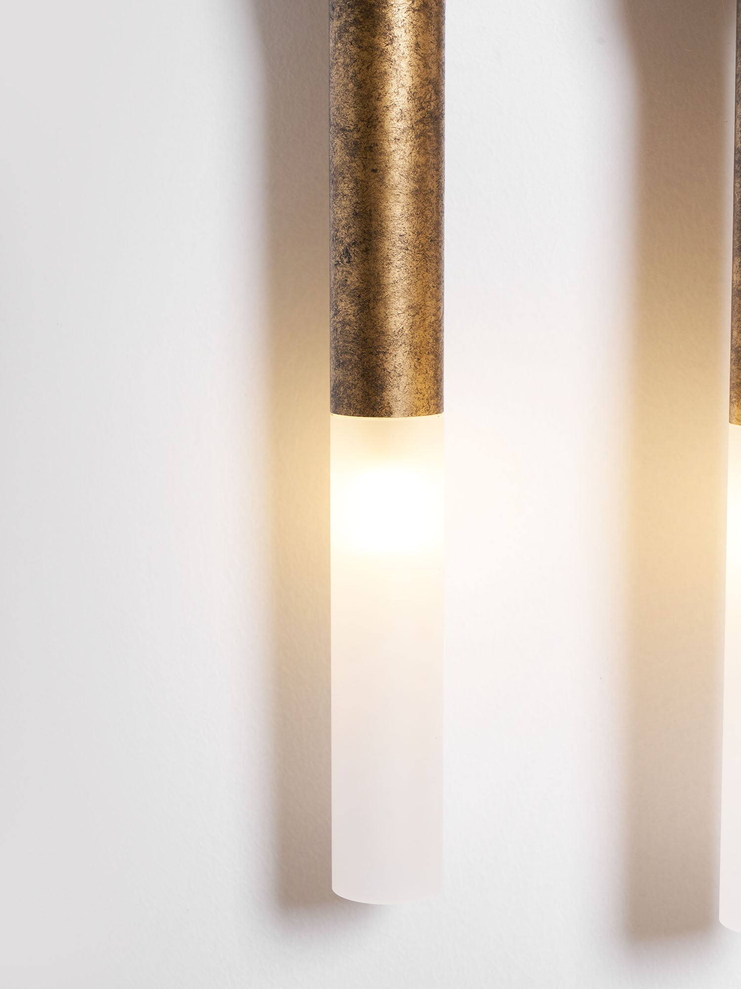 Decoratieve Wandlamp met Imitatie Paardenhaar – Sculptural Strijkijzeren Design met Witte Acryl Kap – ø18×H67cm | Sansoti