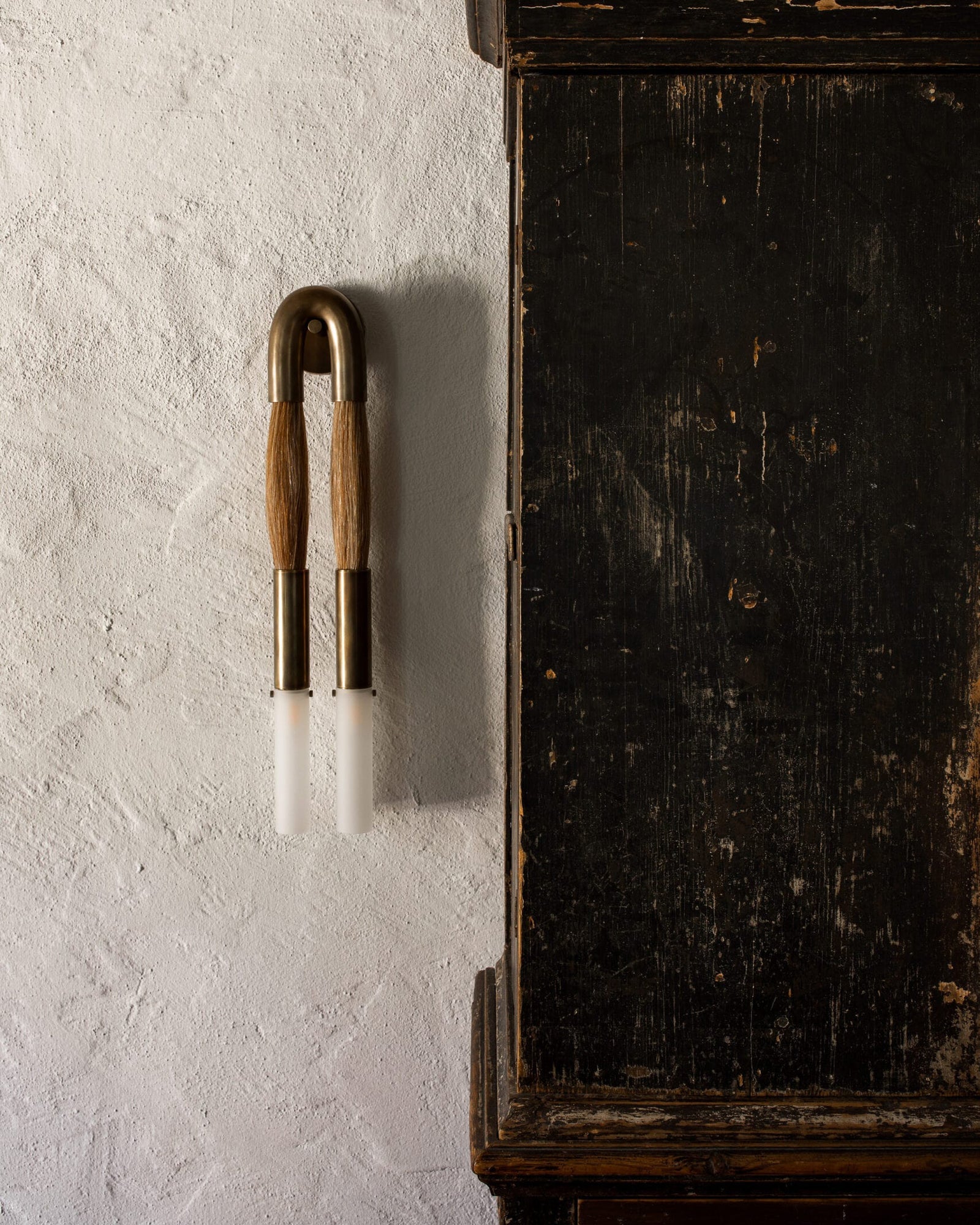 Decoratieve Wandlamp met Imitatie Paardenhaar – Sculptural Strijkijzeren Design met Witte Acryl Kap – ø18×H67cm | Sansoti
