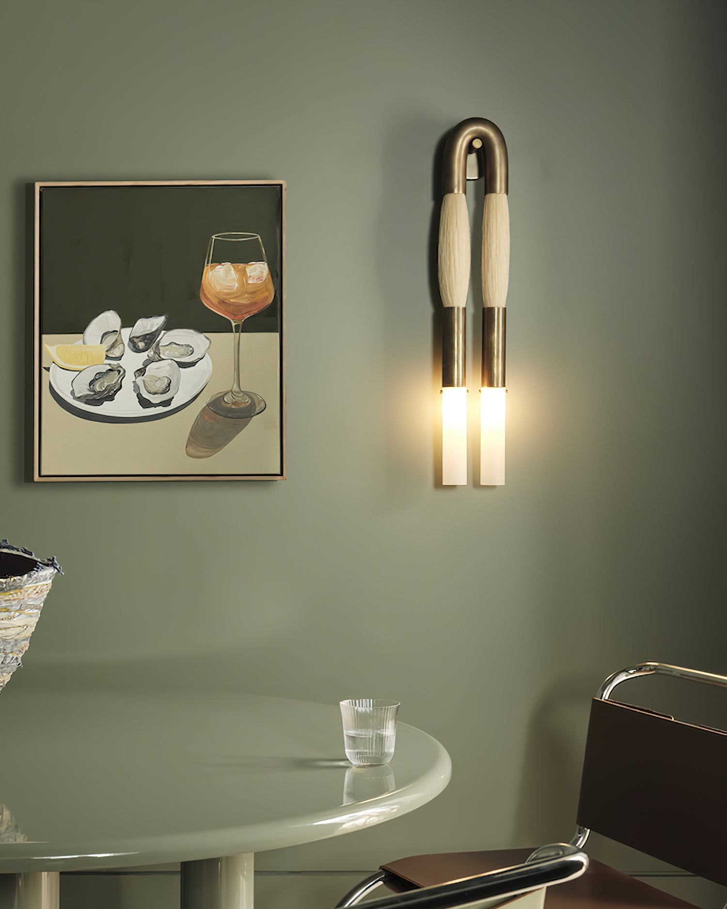 Decoratieve Wandlamp met Imitatie Paardenhaar – Sculptural Strijkijzeren Design met Witte Acryl Kap – ø18×H67cm | Sansoti