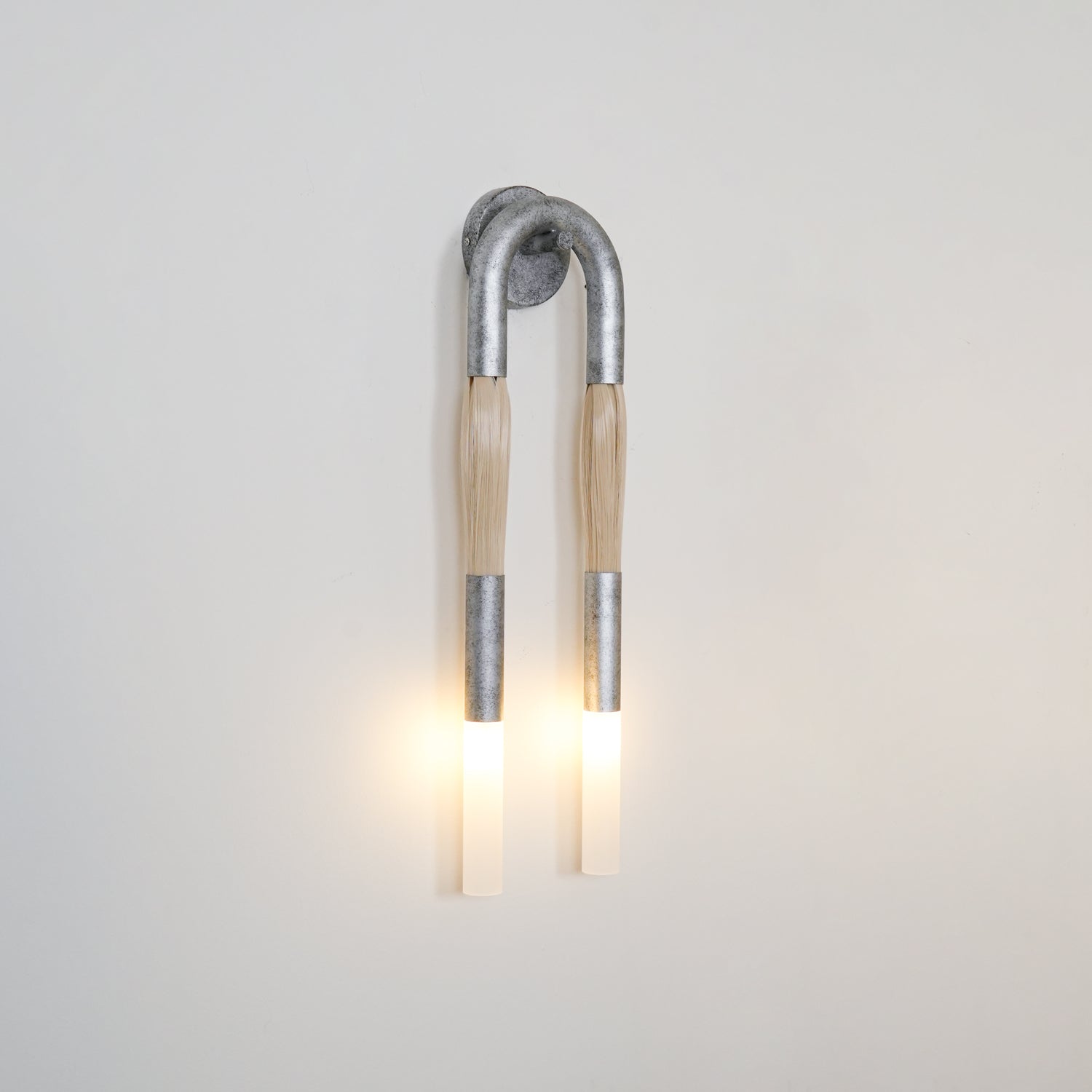 Decoratieve Wandlamp met Imitatie Paardenhaar – Sculptural Strijkijzeren Design met Witte Acryl Kap – ø18×H67cm | Sansoti