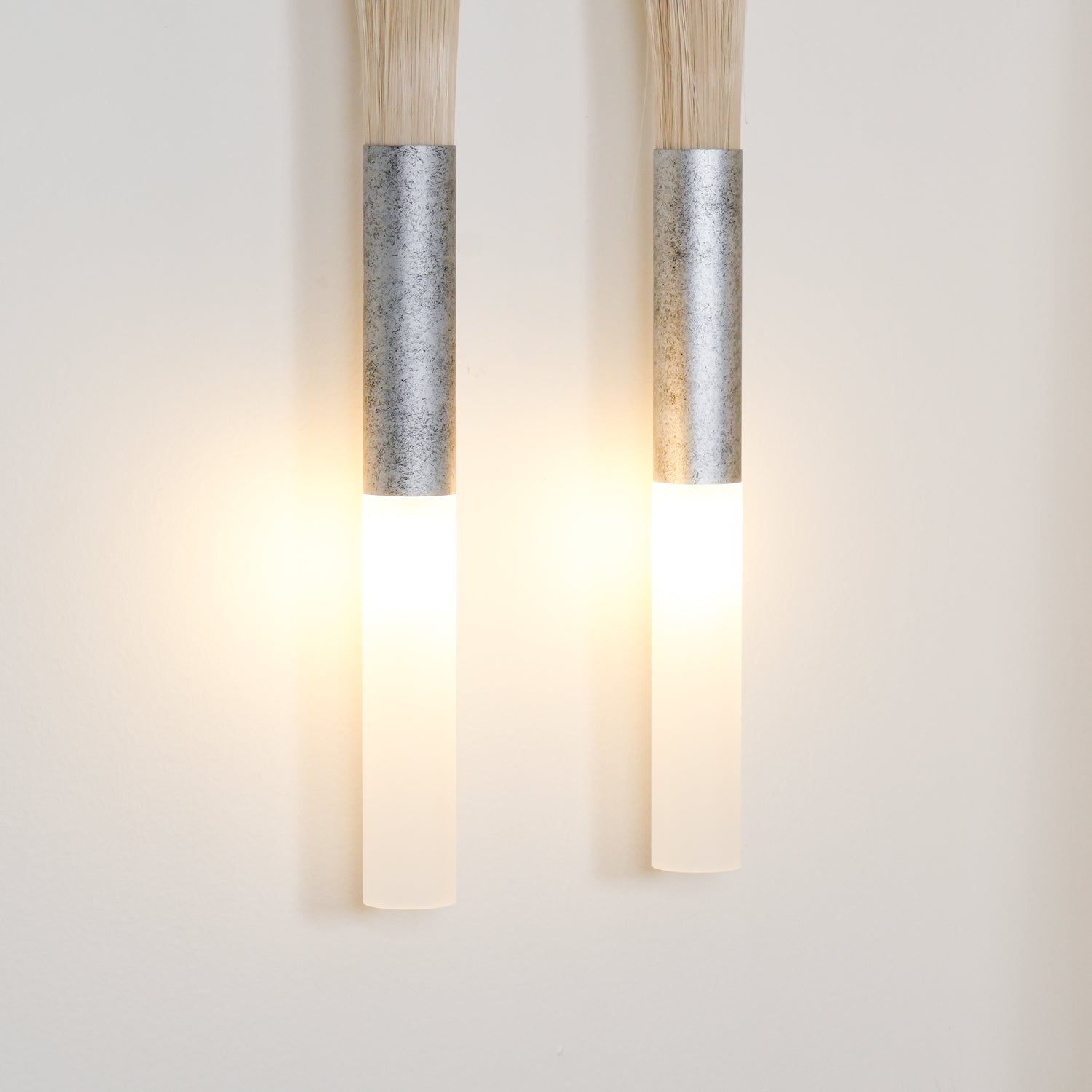 Decoratieve Wandlamp met Imitatie Paardenhaar – Sculptural Strijkijzeren Design met Witte Acryl Kap – ø18×H67cm | Sansoti