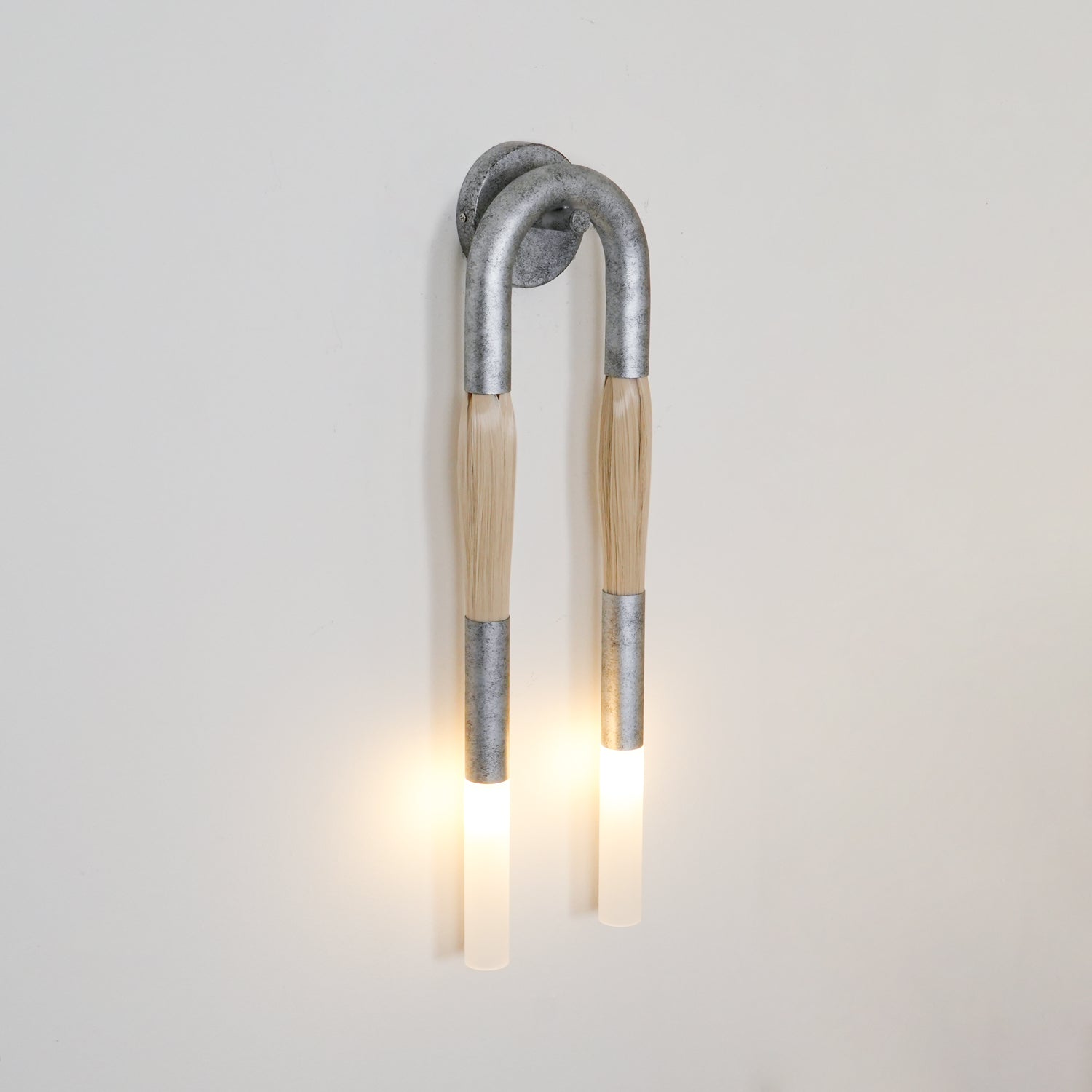 Decoratieve Wandlamp met Imitatie Paardenhaar – Sculptural Strijkijzeren Design met Witte Acryl Kap – ø18×H67cm | Sansoti