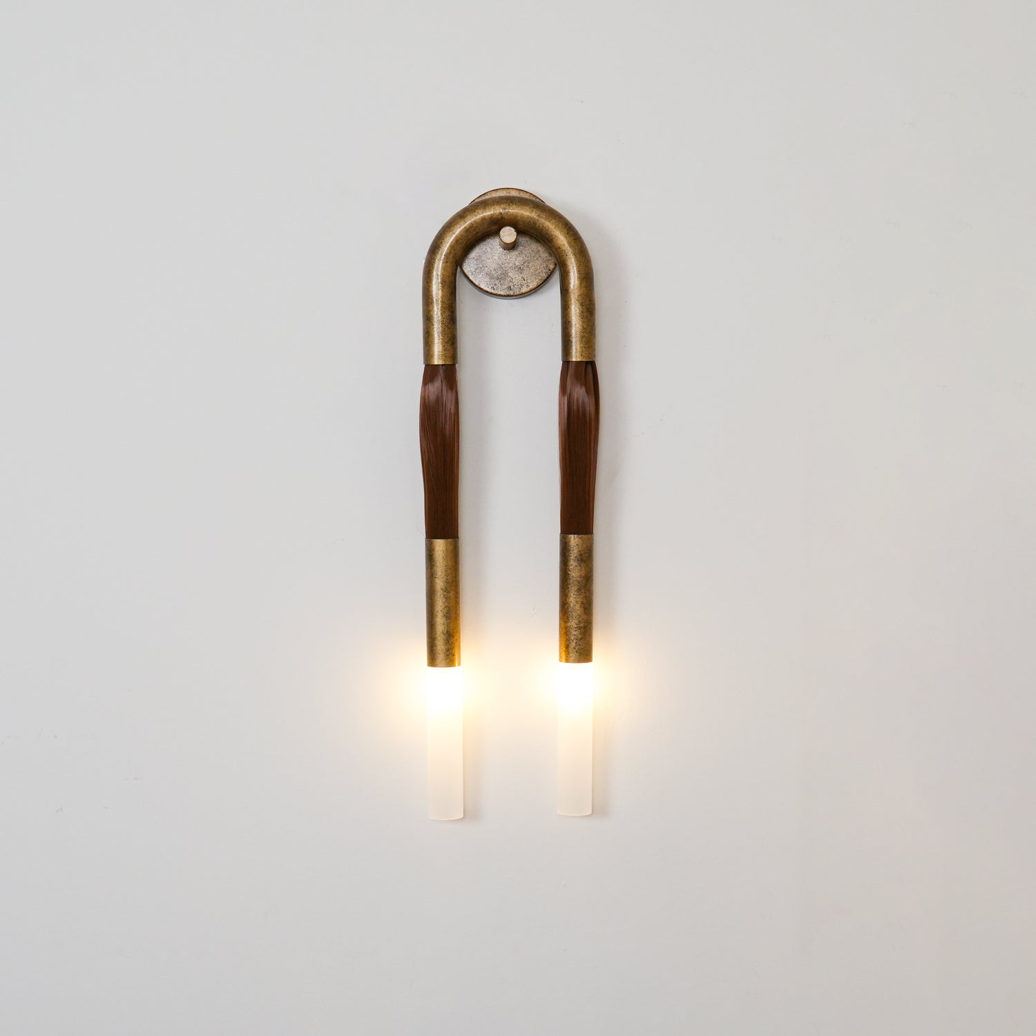 Decoratieve Wandlamp met Imitatie Paardenhaar – Sculptural Strijkijzeren Design met Witte Acryl Kap – ø18×H67cm | Sansoti
