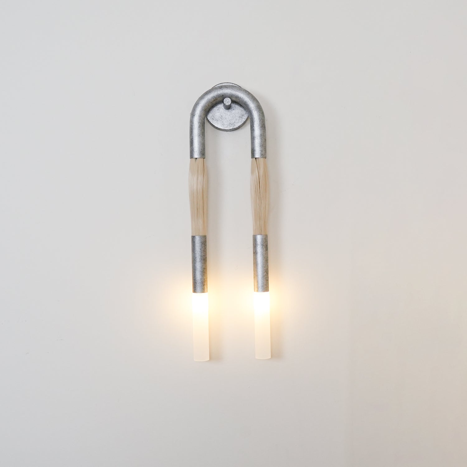 Decoratieve Wandlamp met Imitatie Paardenhaar – Sculptural Strijkijzeren Design met Witte Acryl Kap – ø18×H67cm | Sansoti