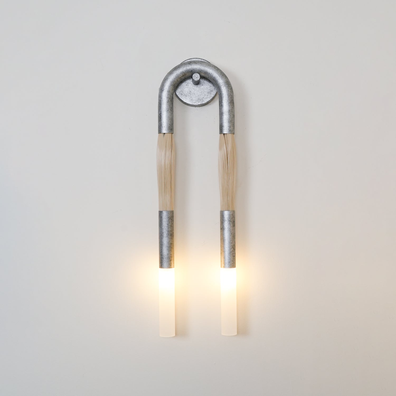 Decoratieve Wandlamp met Imitatie Paardenhaar – Sculptural Strijkijzeren Design met Witte Acryl Kap – ø18×H67cm | Sansoti