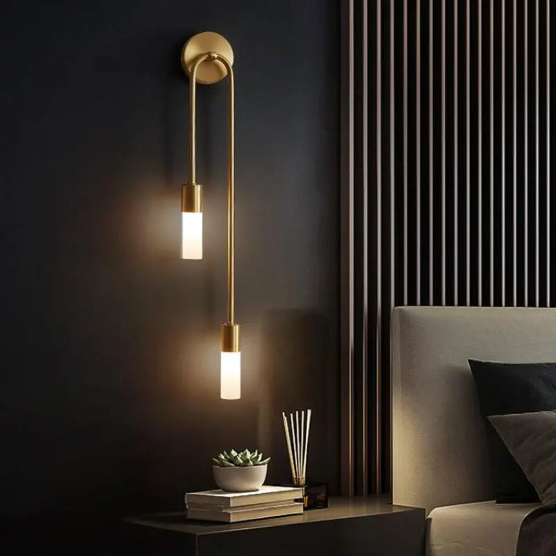 Applique murale en métal à LED avec double diffusion de lumière noir et or, design moderne scandinave pour couloir et salon | Sansoti