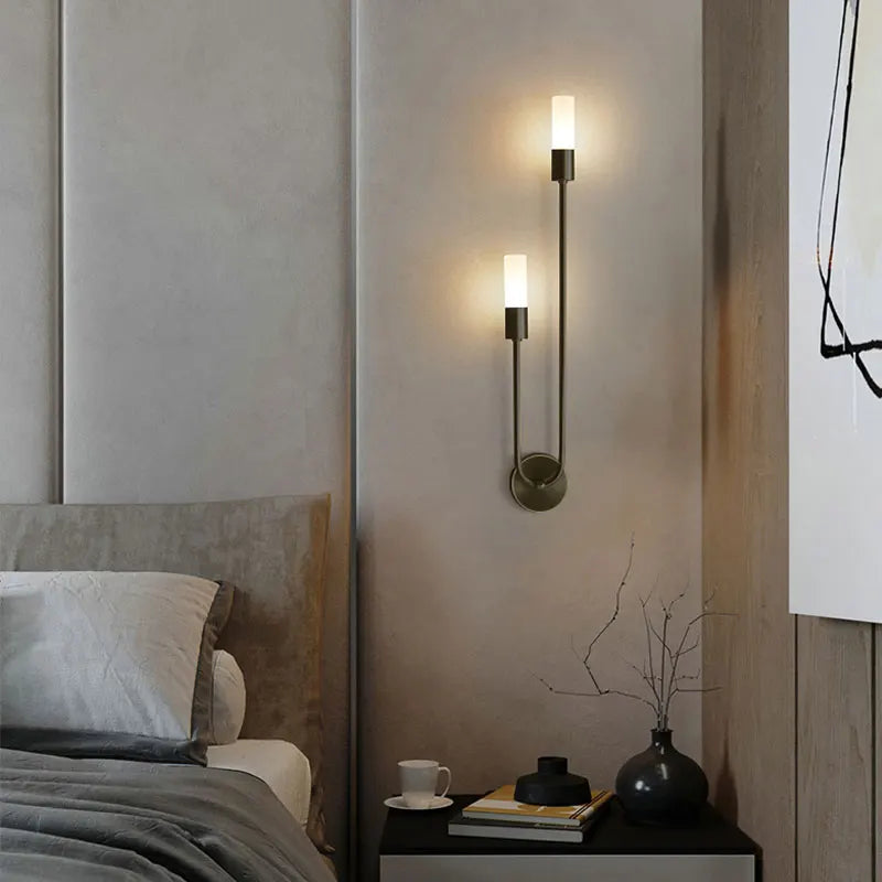 Applique murale en métal à LED avec double diffusion de lumière noir et or, design moderne scandinave pour couloir et salon | Sansoti