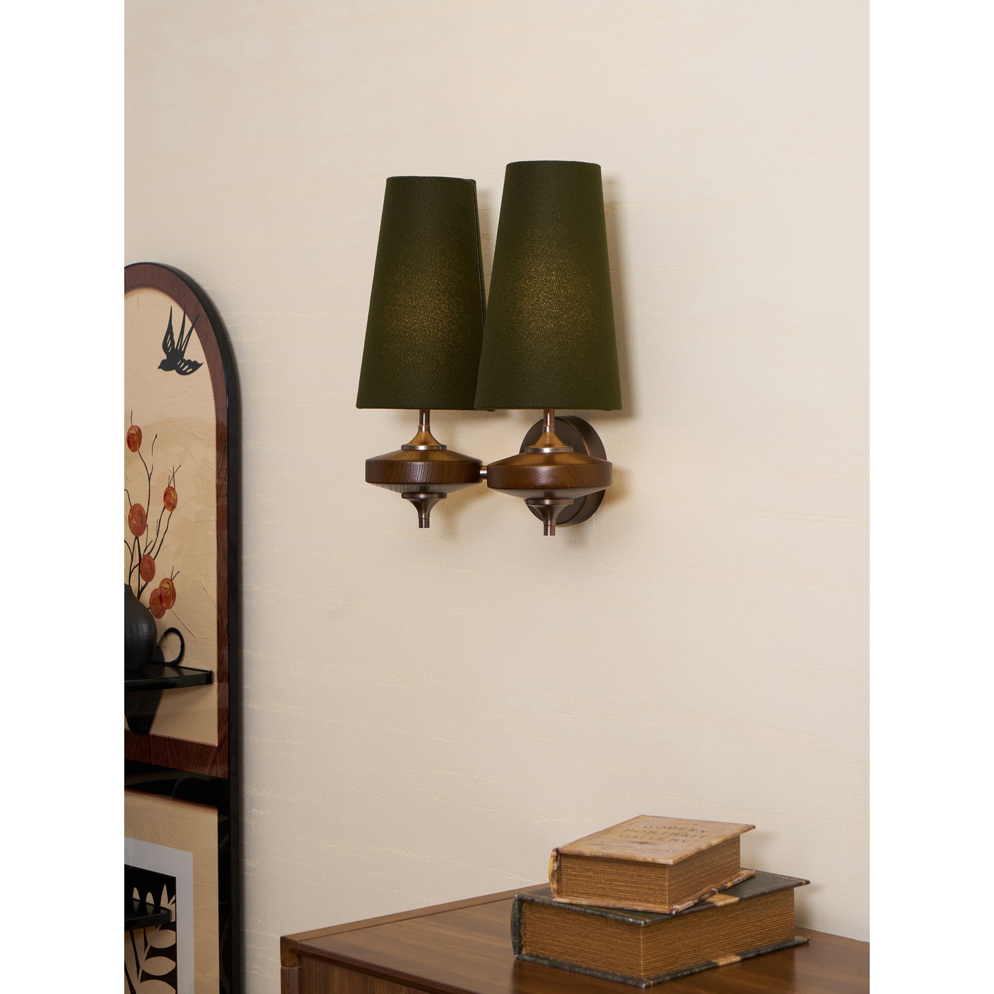 Design-Wandleuchte mit Holzdetails und Stoffschirm, inspiriert von der Nikau-Palme | Restfield