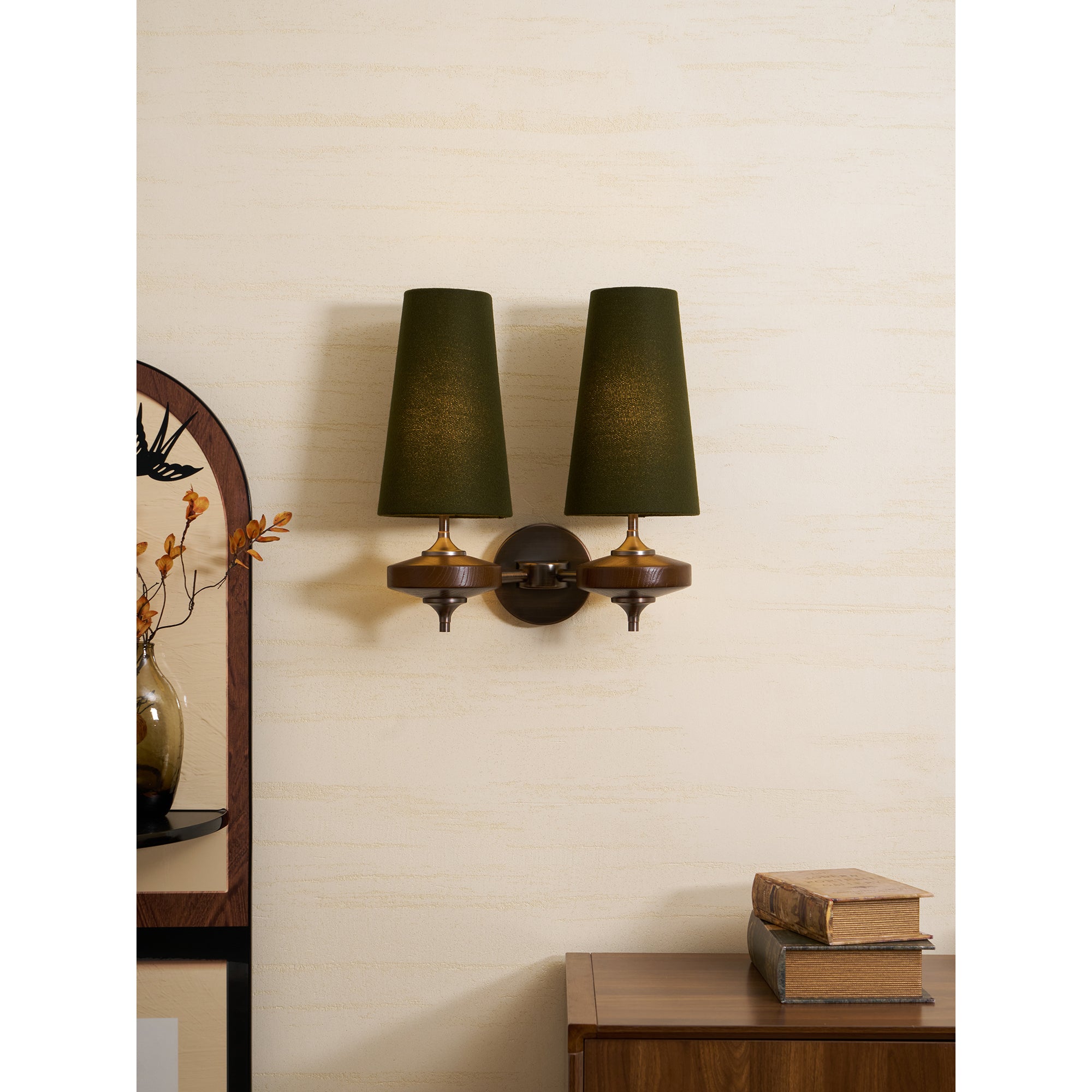 Design-Wandleuchte mit Holzdetails und Stoffschirm, inspiriert von der Nikau-Palme | Restfield