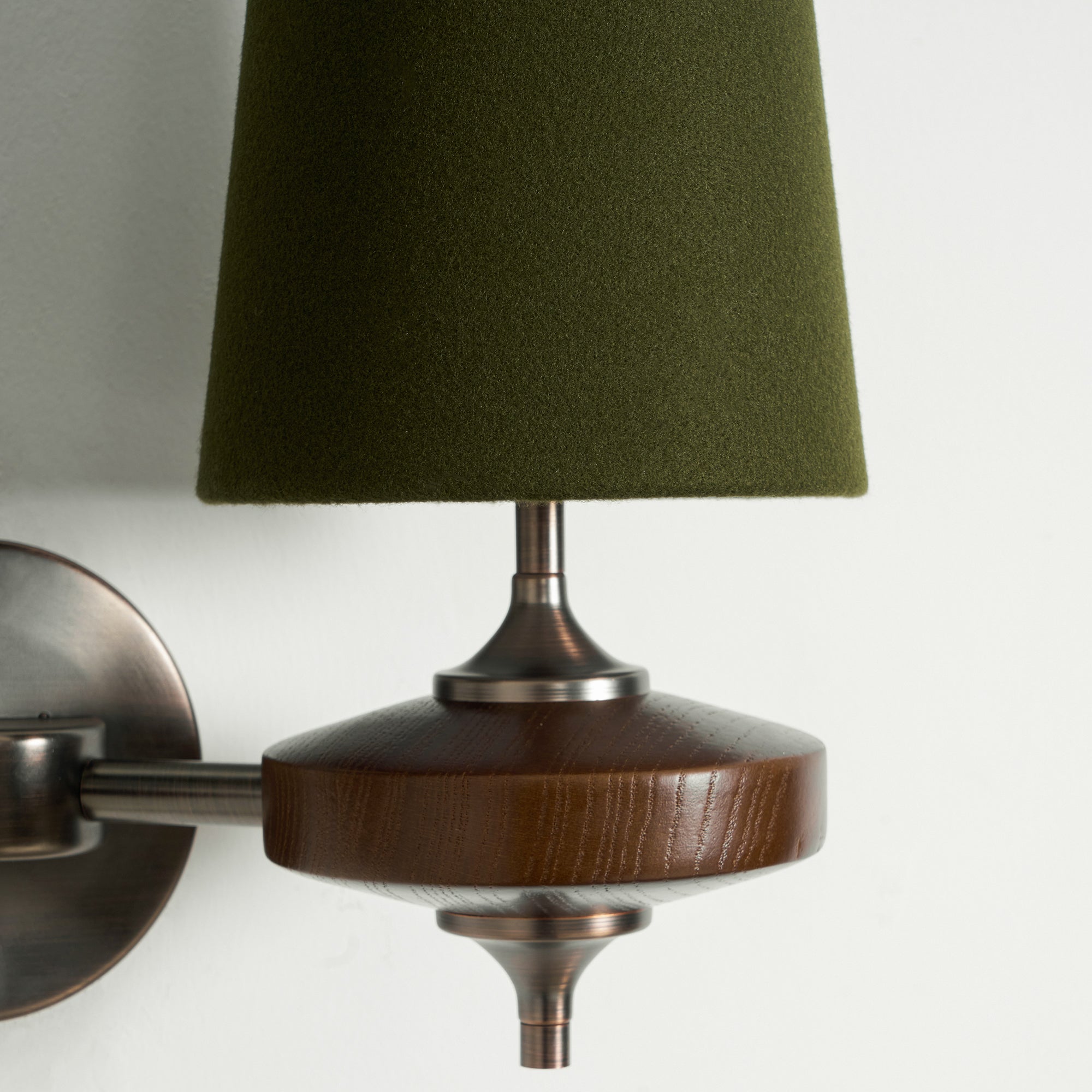 Design-Wandleuchte mit Holzdetails und Stoffschirm, inspiriert von der Nikau-Palme | Restfield